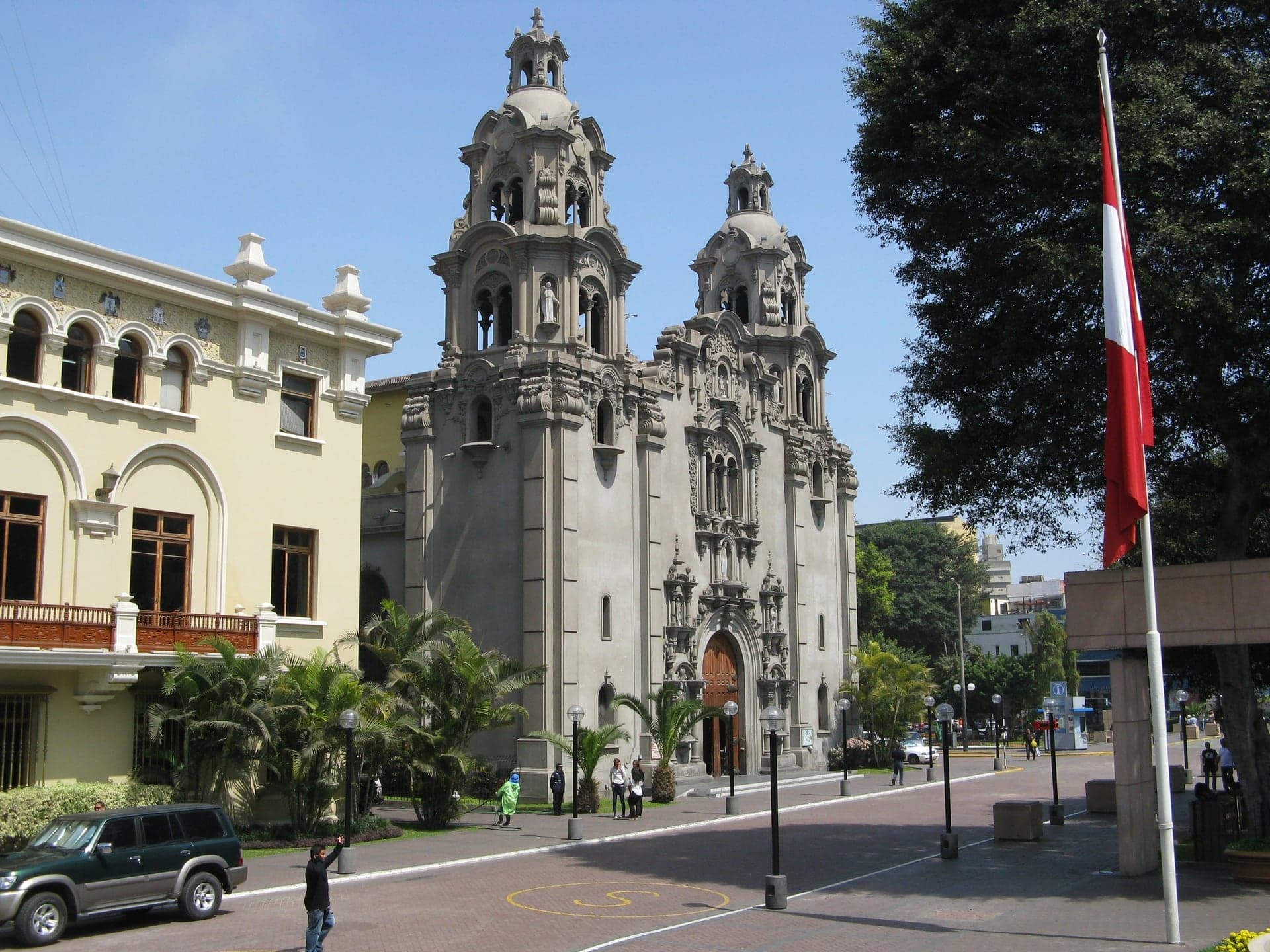 Virgen Milagrosa: The Architect from the Main Square
