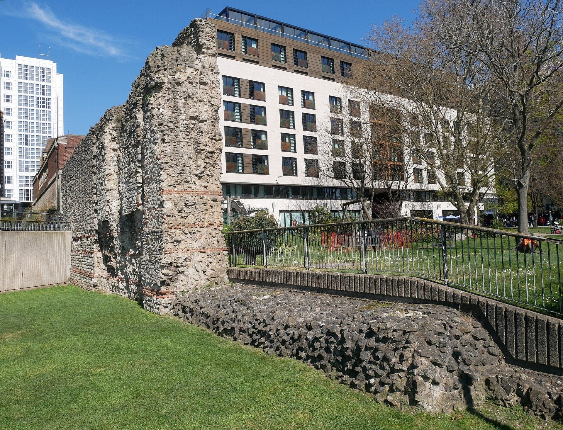 Tower Hill: The Roman Wall at the City's Edge