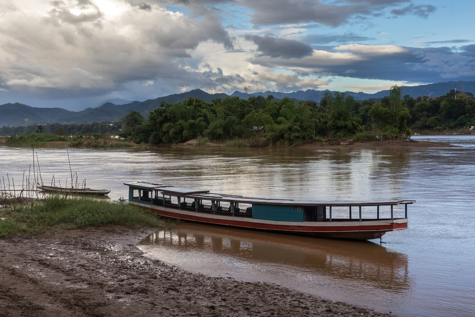 Khem Khong: The Mekong Quay, the River That Was the Only Road