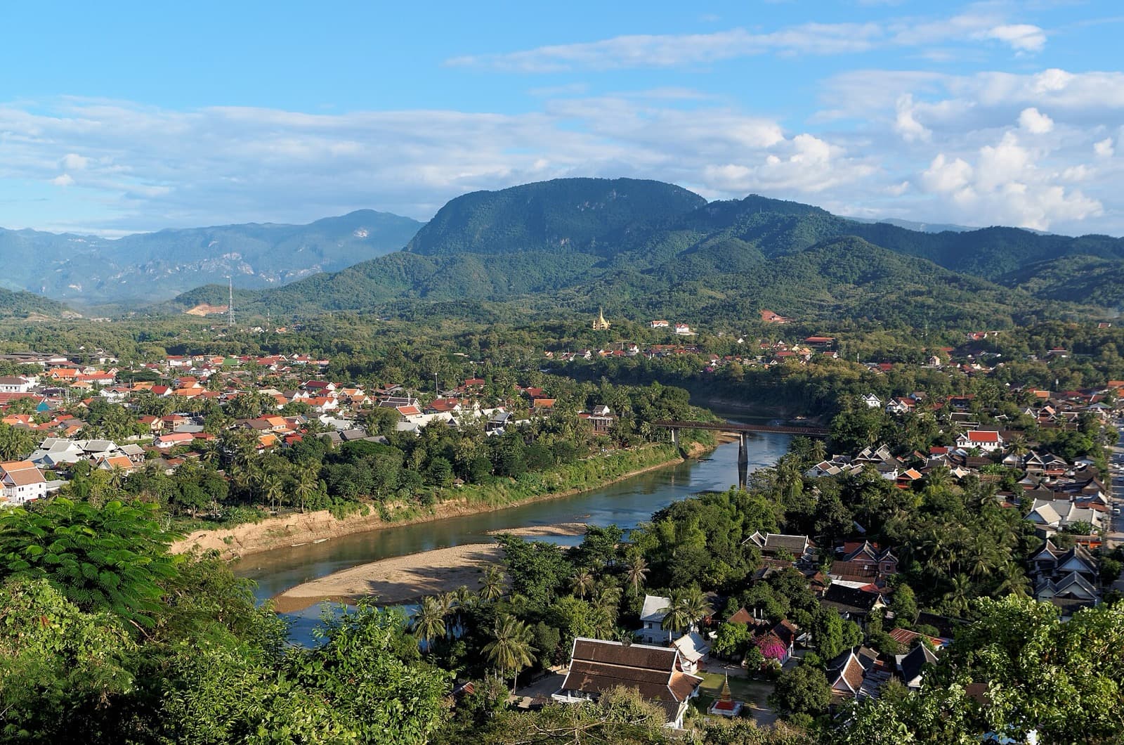 The Inland Lanes: The Everyday Town Between the Famous Temples