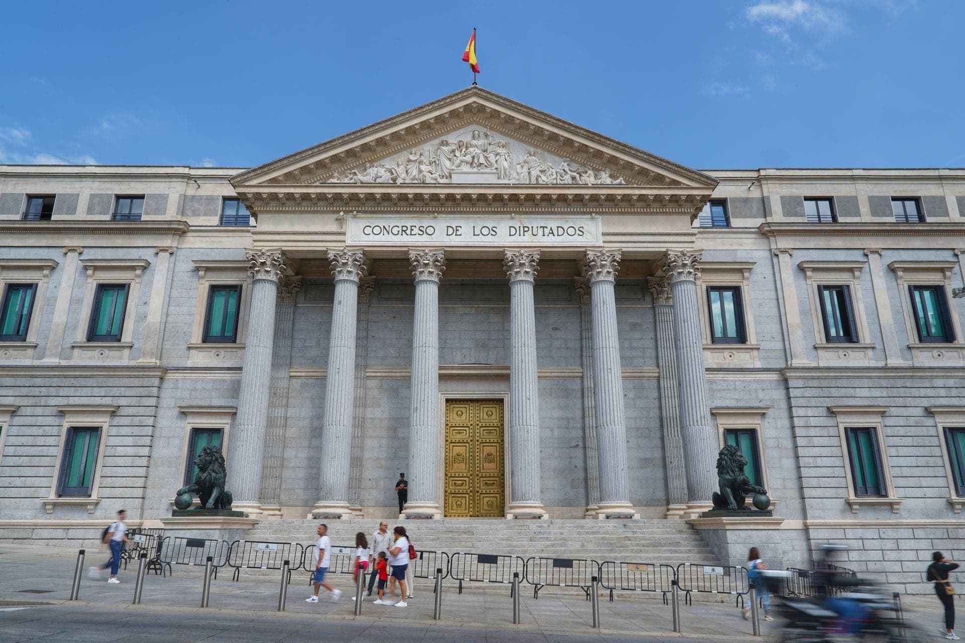 Plaza de las Cortes: Cervantes and the Lions