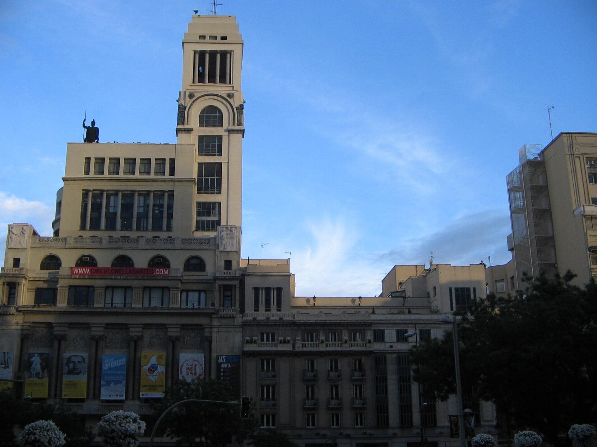 Círculo de Bellas Artes: Too Tall to Win