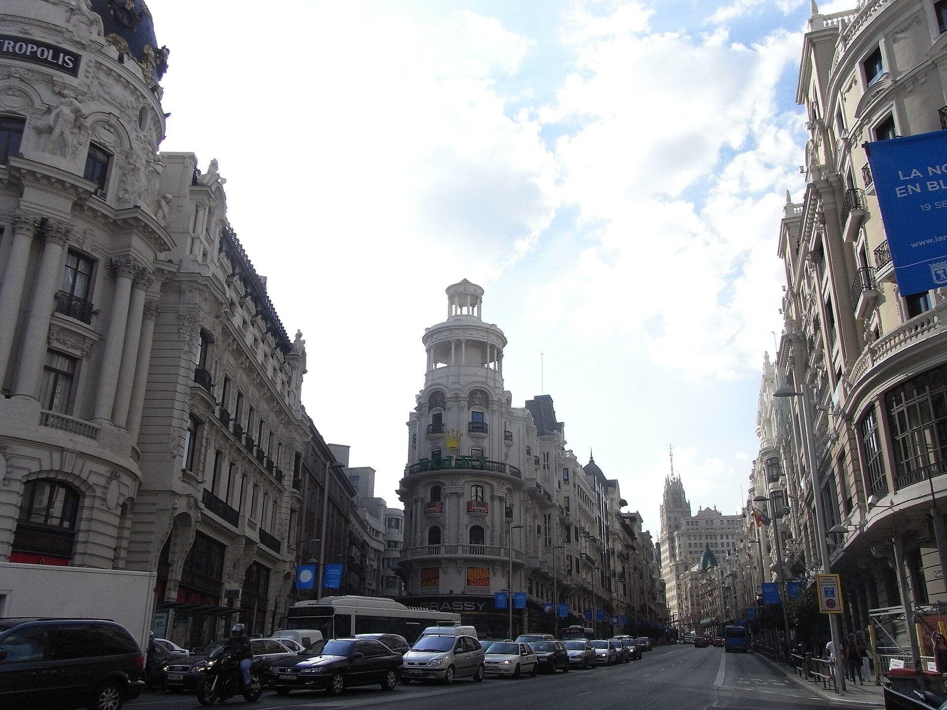 Edificio Grassy: A Tower on a Sharp Corner