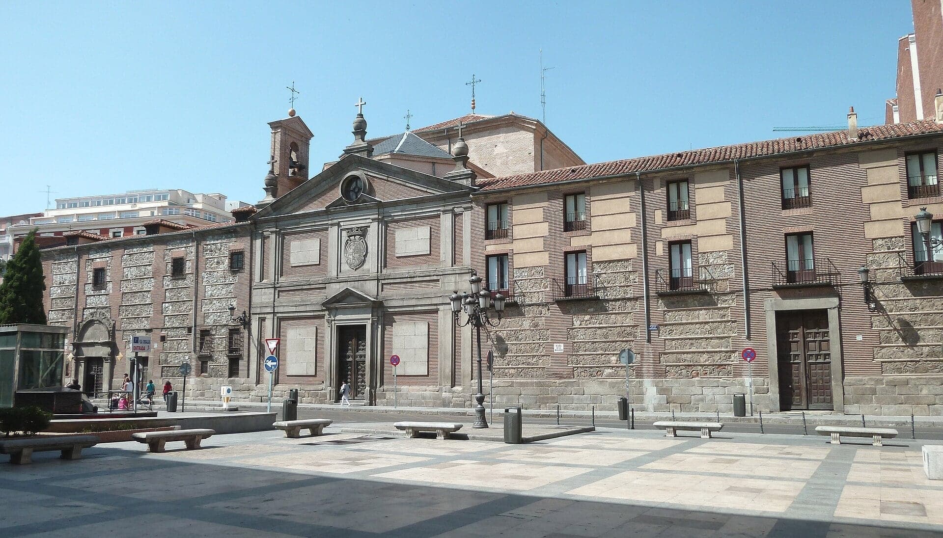 Descalzas Reales: The Plain Royal Wall