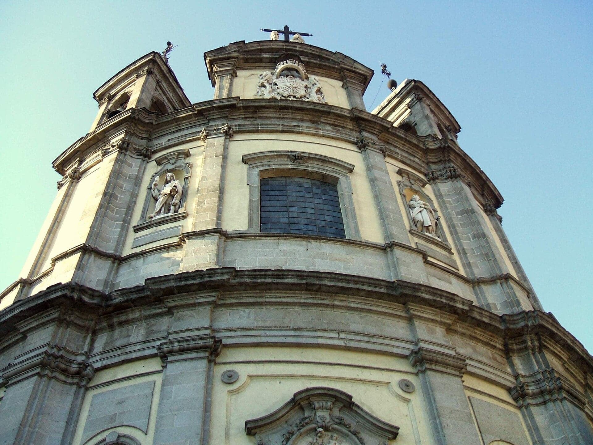 Basílica de San Miguel: The Curving Front