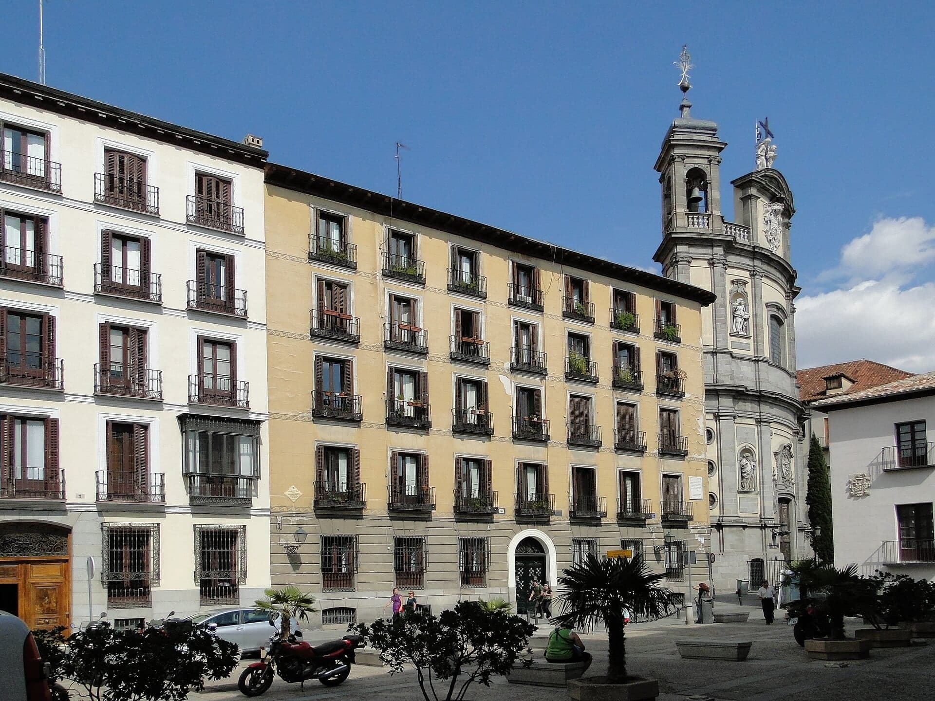 Basílica de San Miguel: The Curving Front