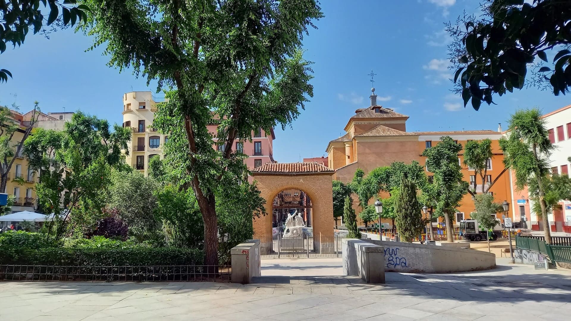 Plaza del Dos de Mayo: The Monteleón Arch