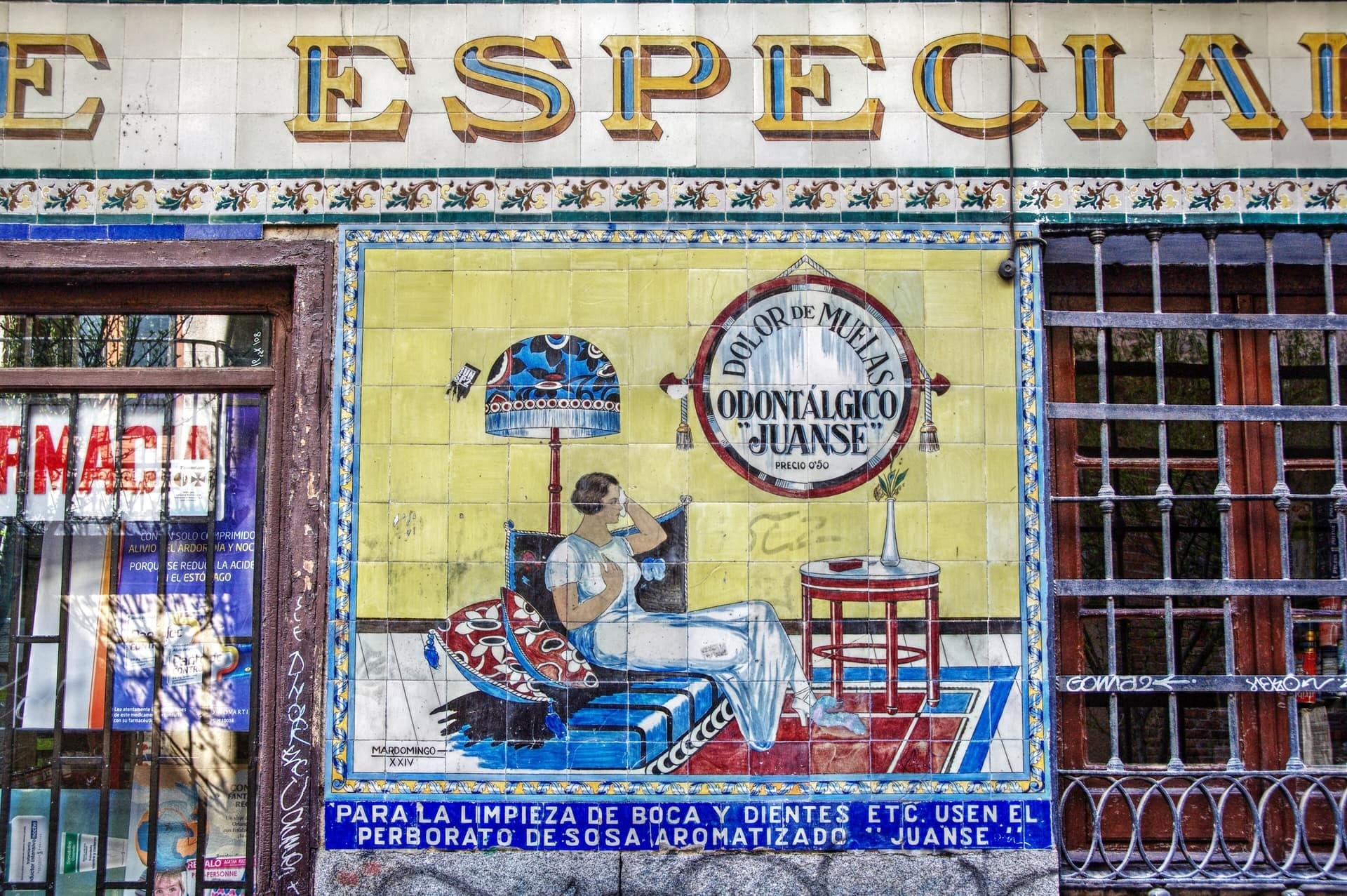 Farmacia Juanse: Adverts in Tile