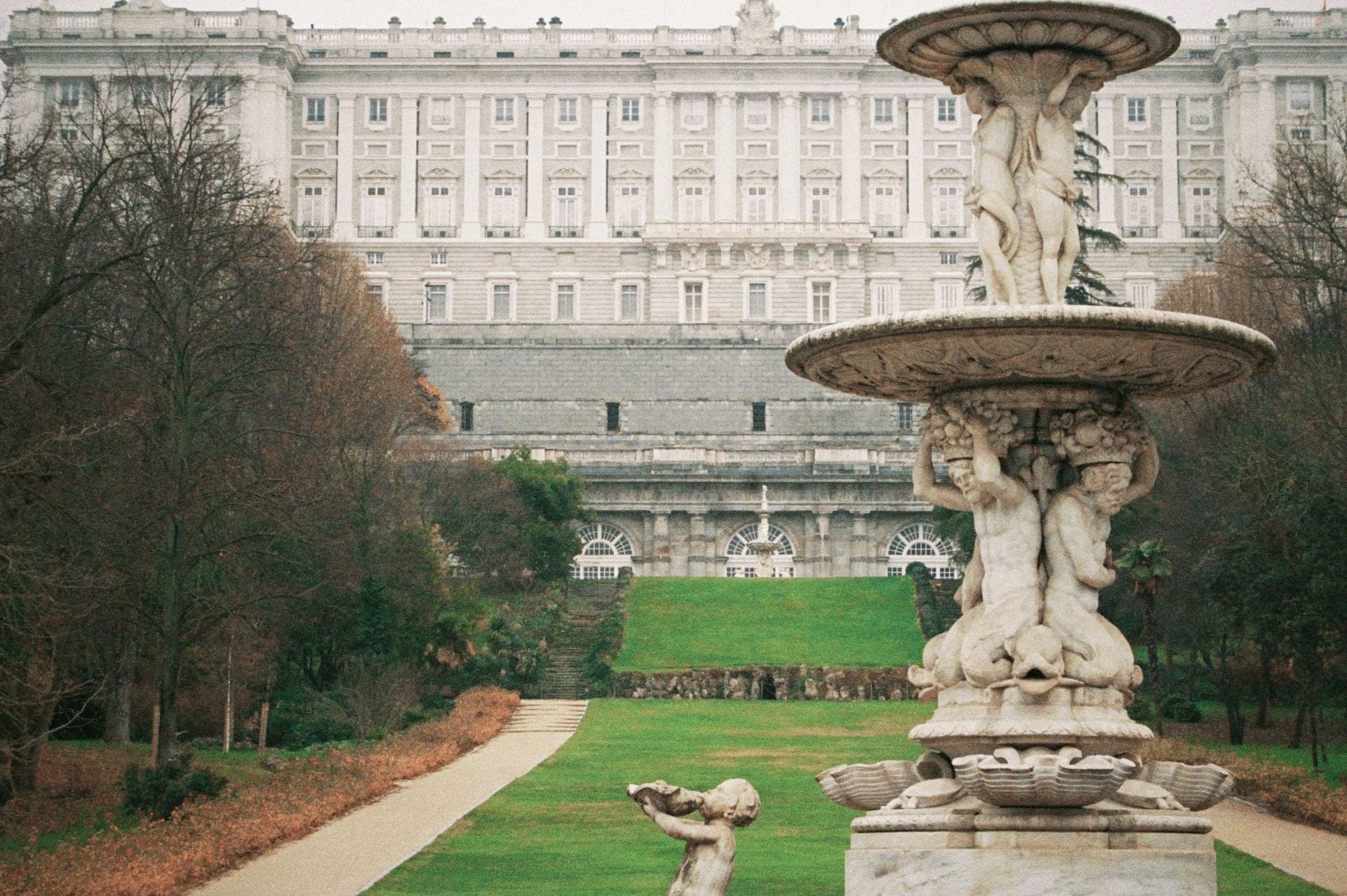Fuente de las Conchas: The Palace's Tall Side