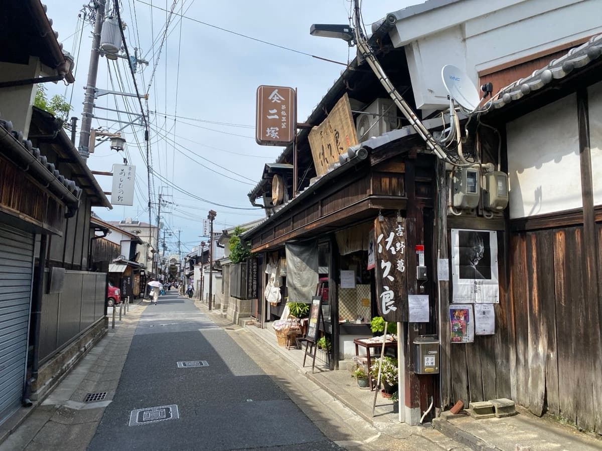Mochiidono and the Old Merchant Streets: Ink, Brush, and Sake