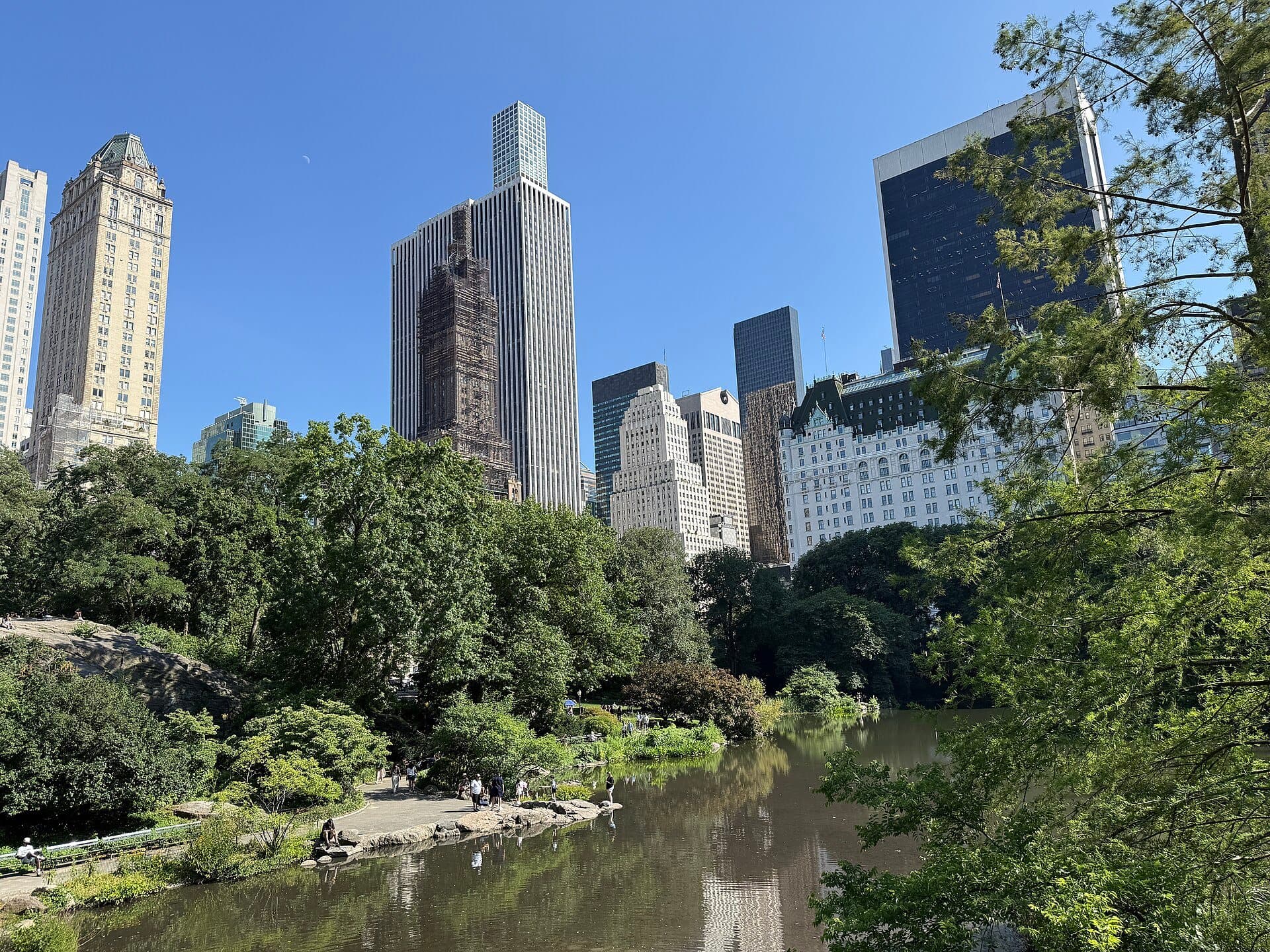 Gapstow Bridge: Billionaires' Row Over the Pond