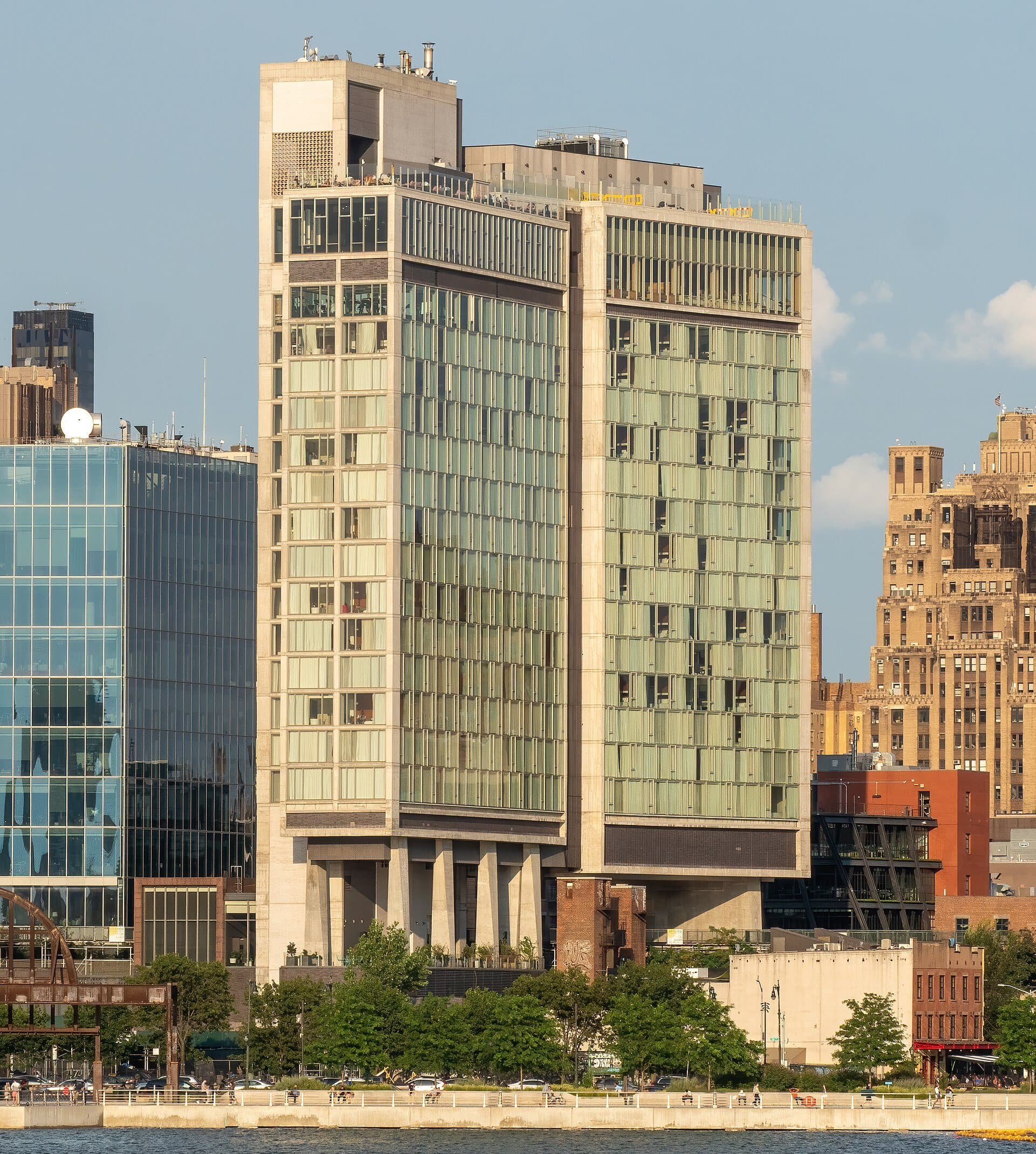 Fourteenth Street Sundeck: A Hotel on Legs