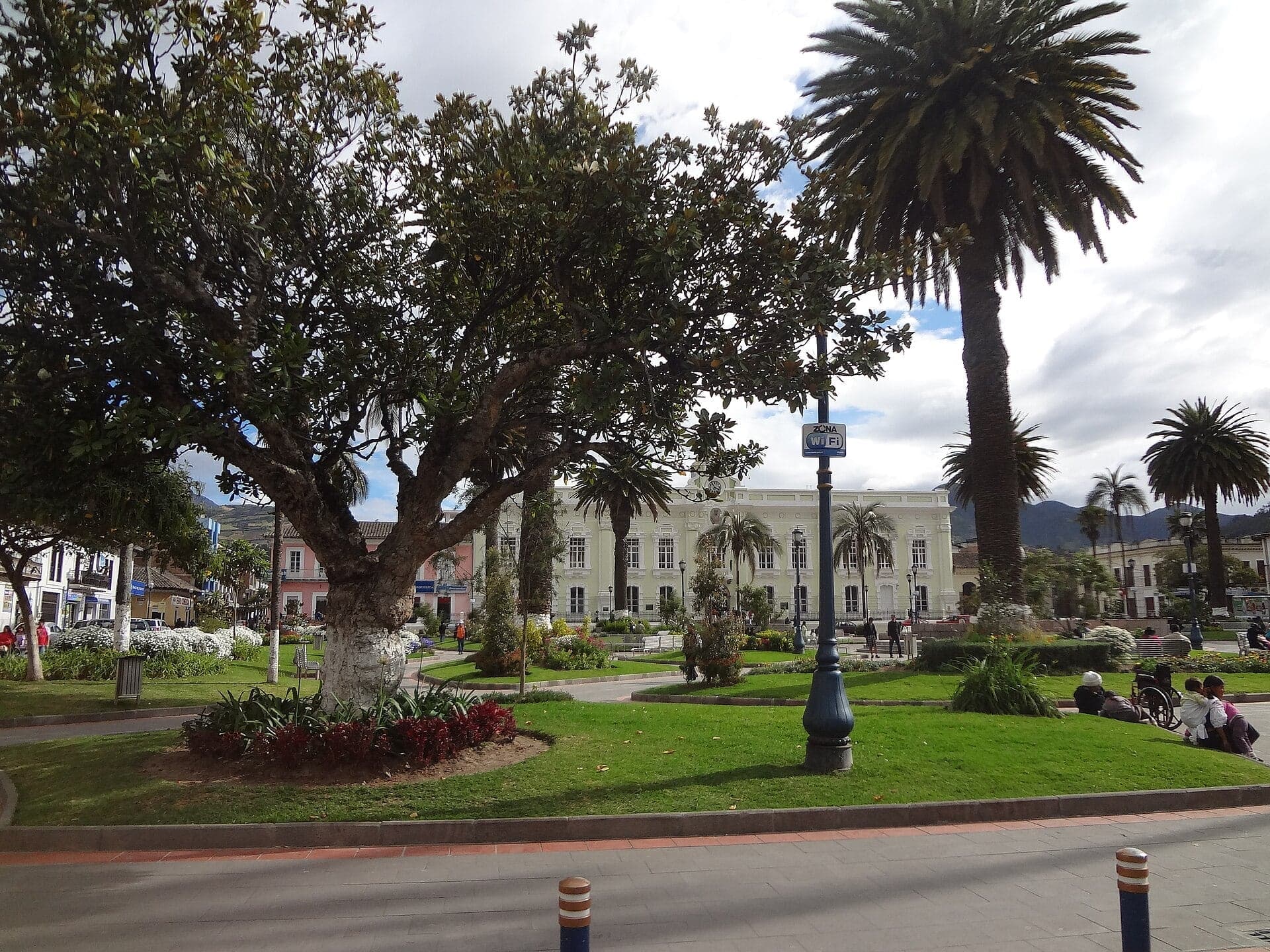 Parque Bolívar: The Fair's First Square