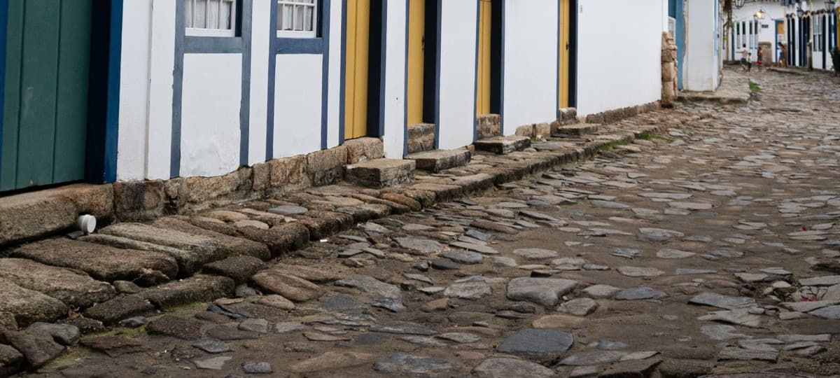 The Pe de Moleque Cobblestones: Stone That Steers the Water
