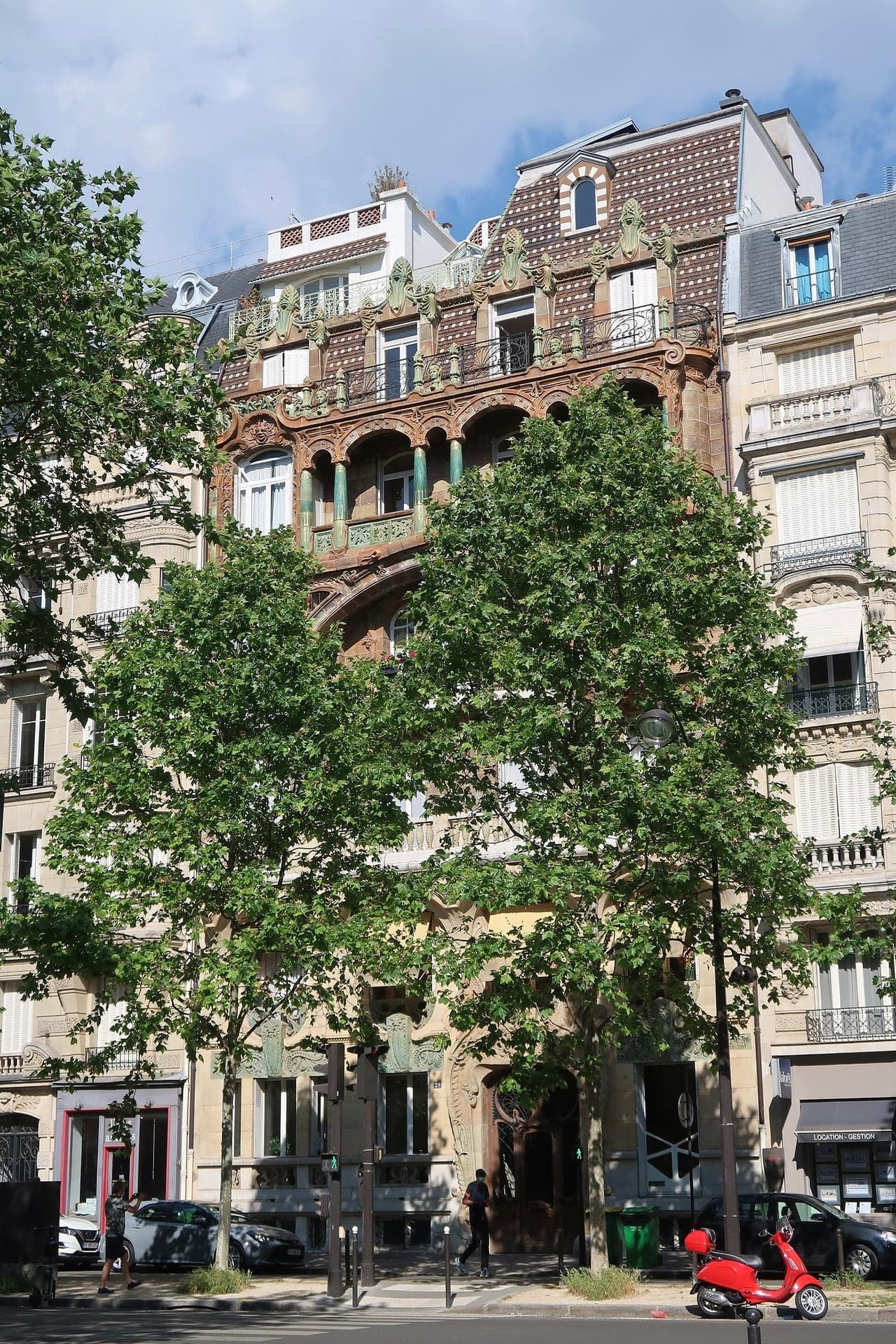 Avenue Rapp: Lavirotte's Ceramic Shop Window