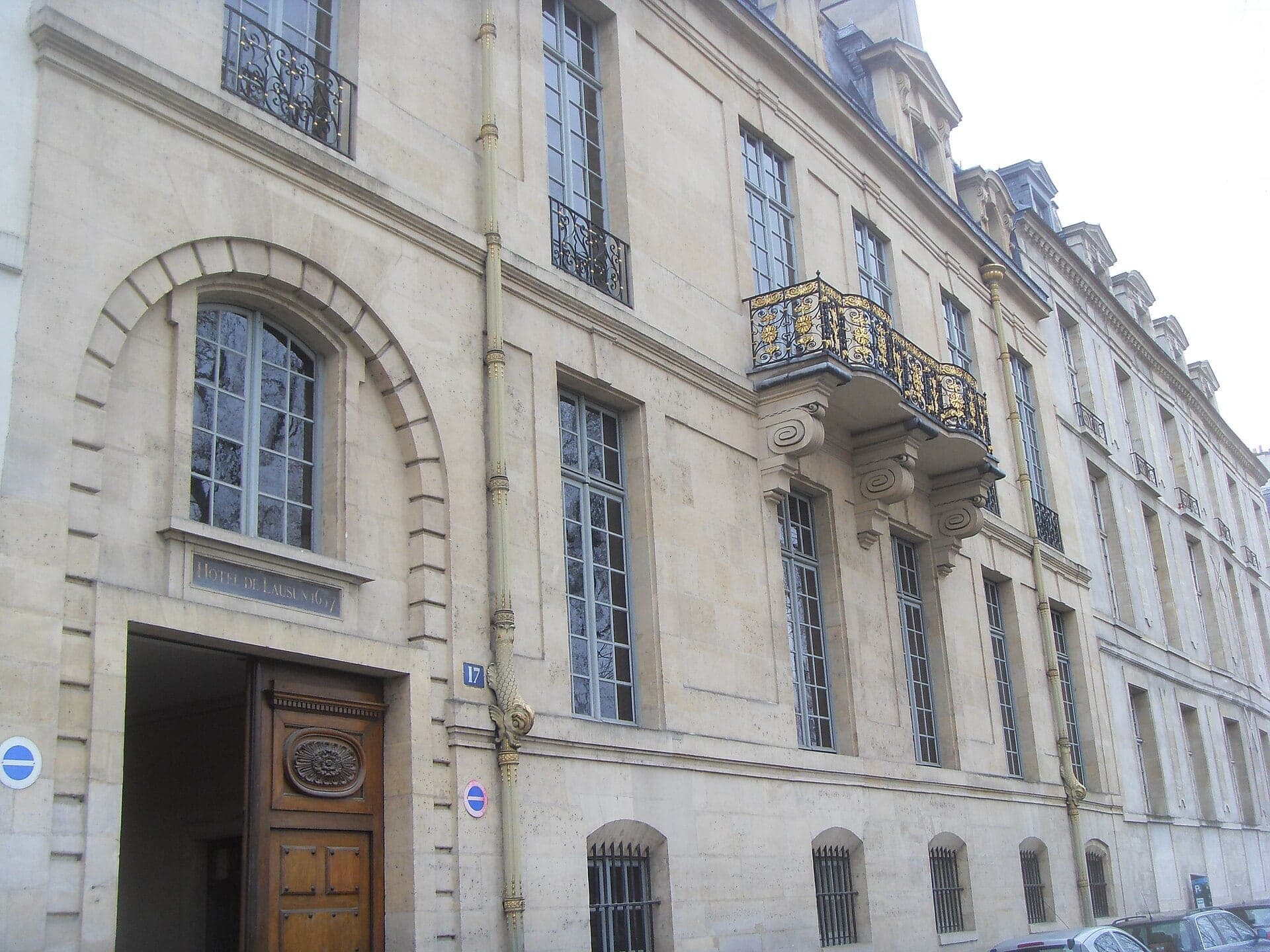 Quai d'Anjou and the Hôtel de Lauzun: A Plain Front, a Rich House