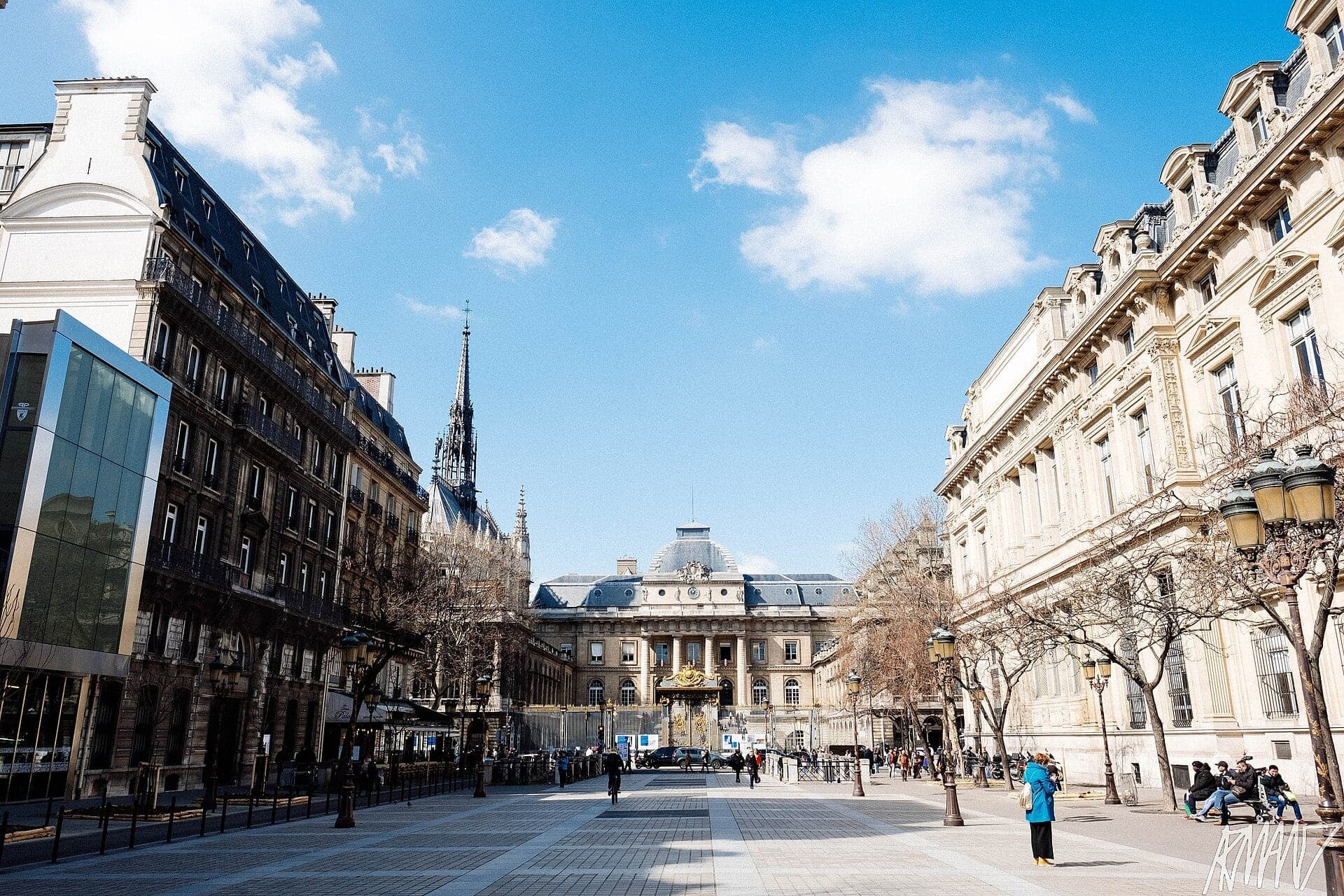 Place Louis-Lépine: Flowers Among the Courts