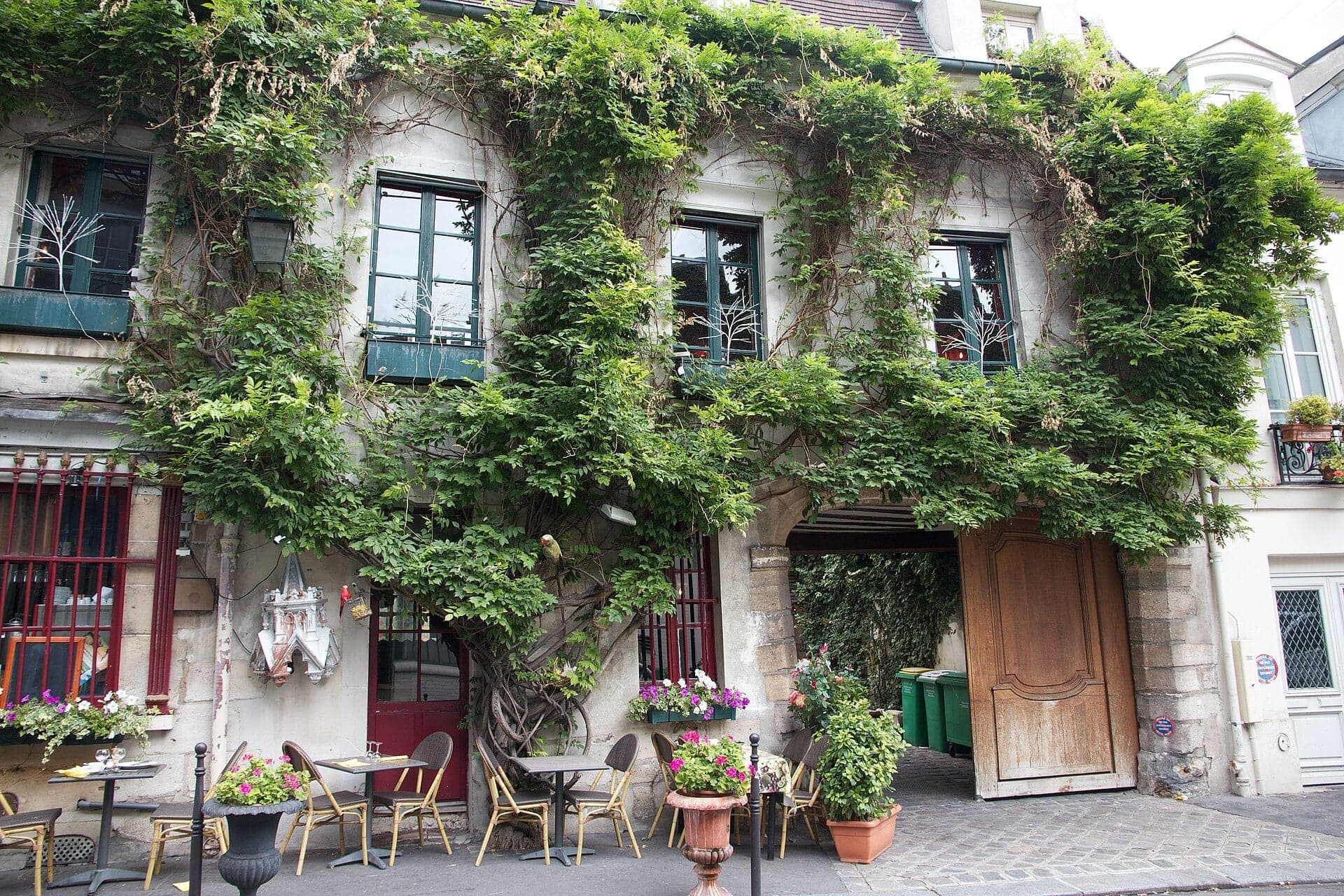 Rue Chanoinesse and the Quai aux Fleurs: Héloïse and Abélard