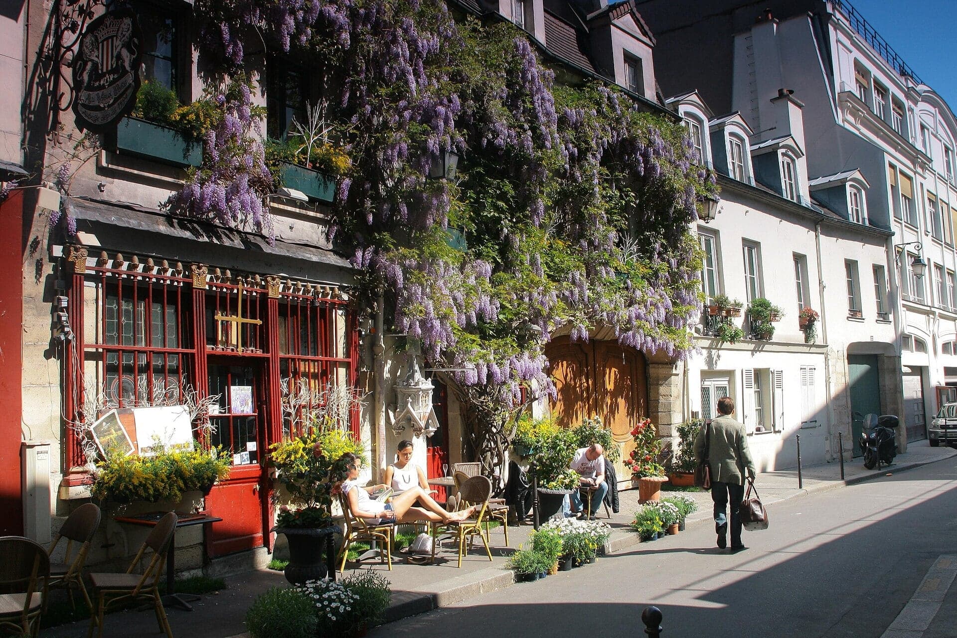 Rue Chanoinesse and the Quai aux Fleurs: Héloïse and Abélard