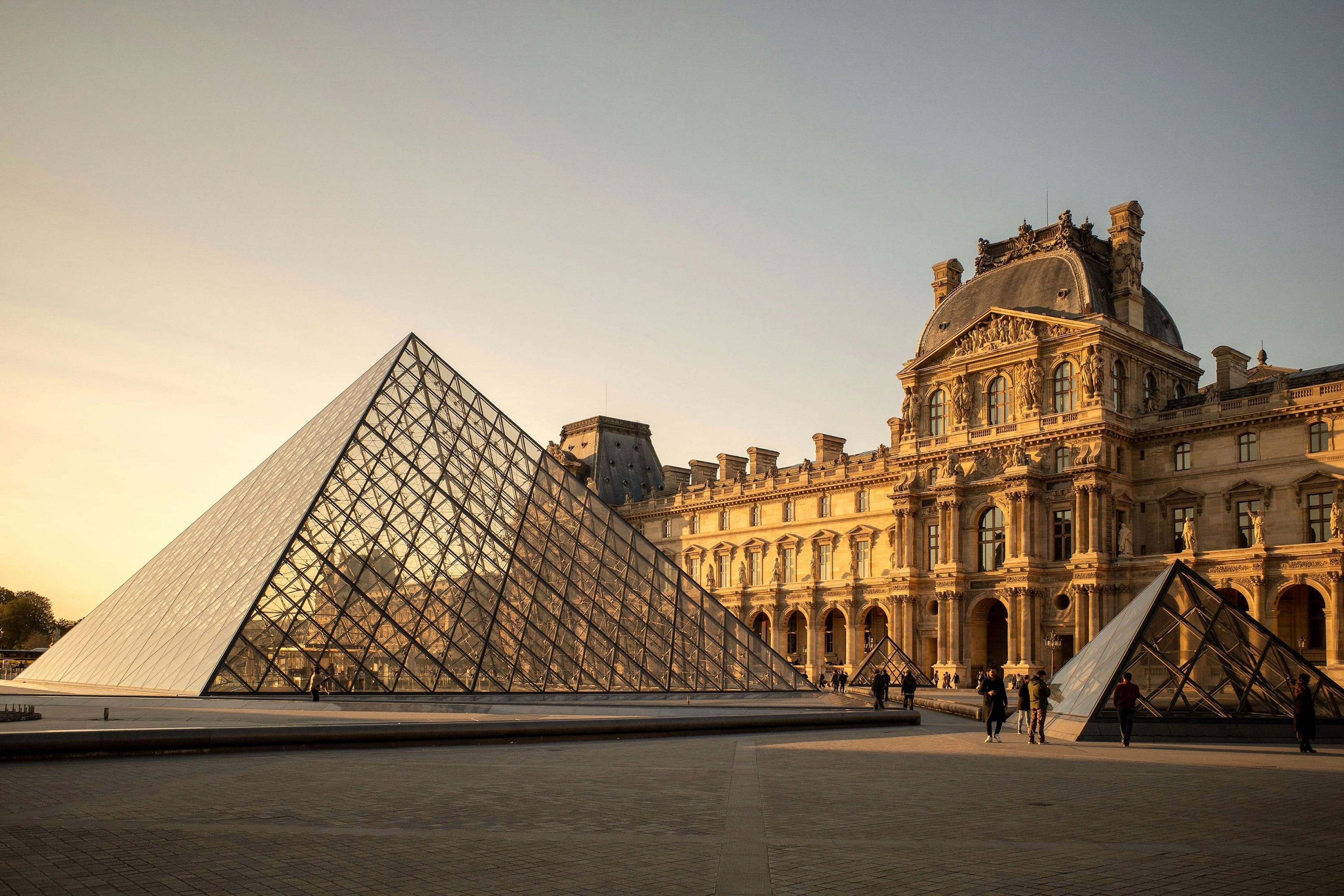 Louvre and Tuileries: The Line That Never Lined Up