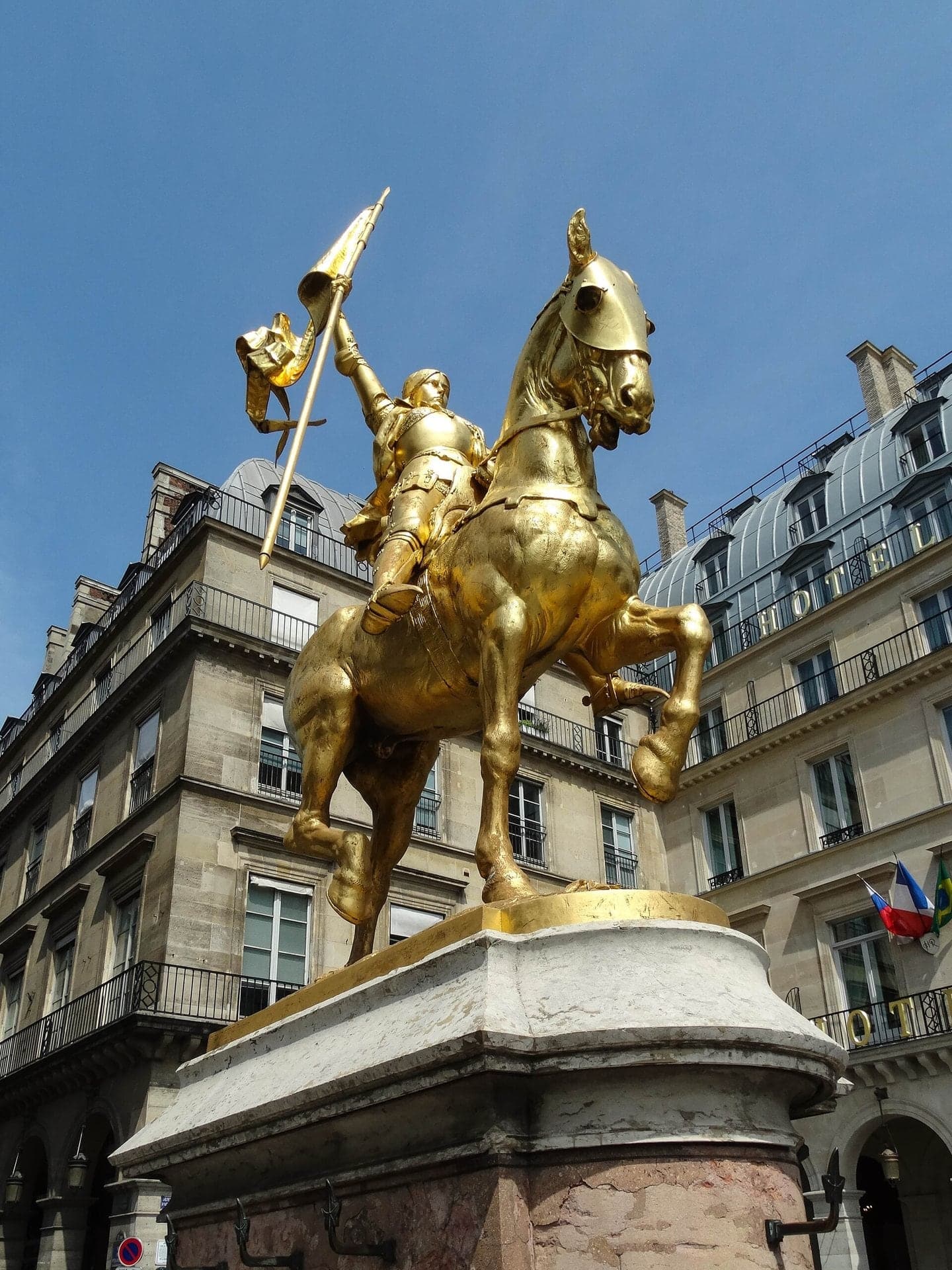 Place des Pyramides: Joan of Arc in Gold
