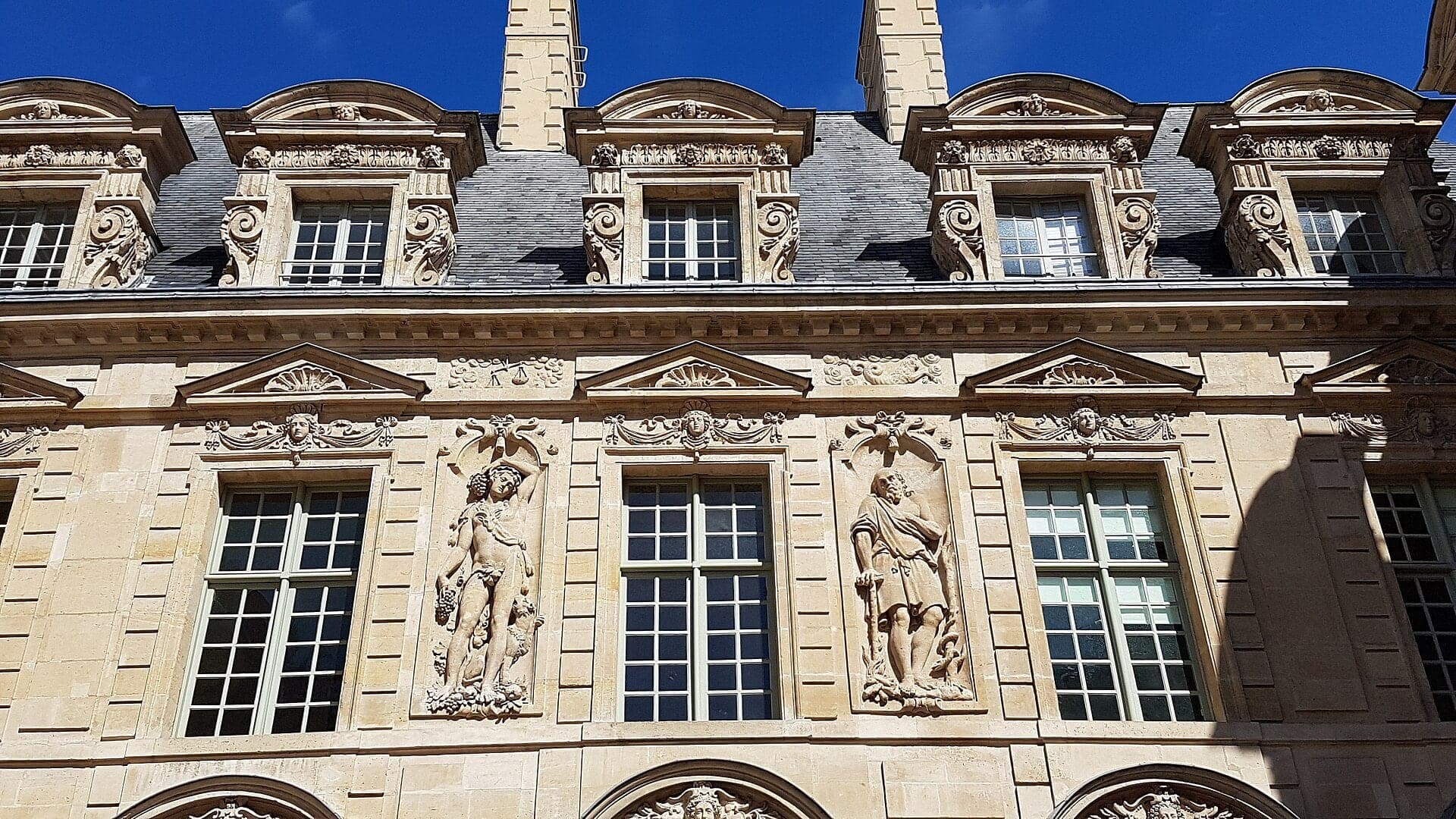 Hôtel de Sully: Between Courtyard and Garden
