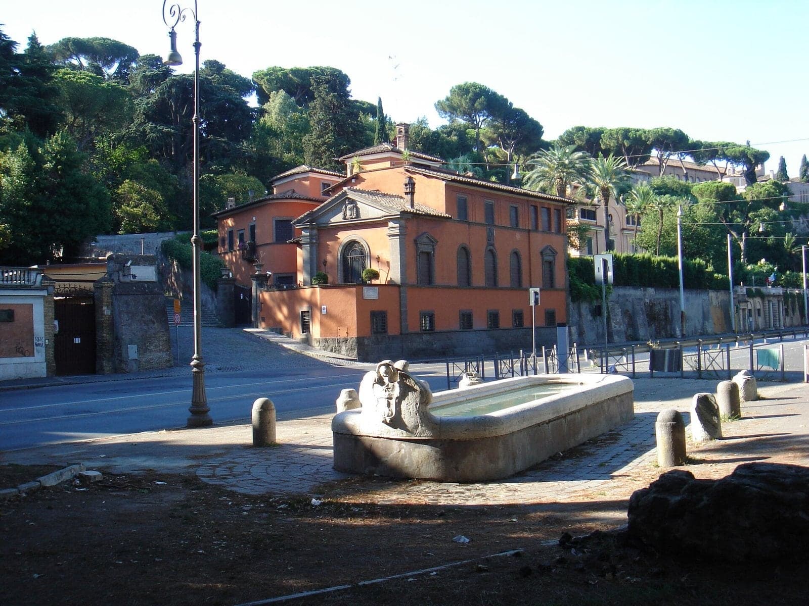 Clivo di Rocca Savella: The Fortress Lane