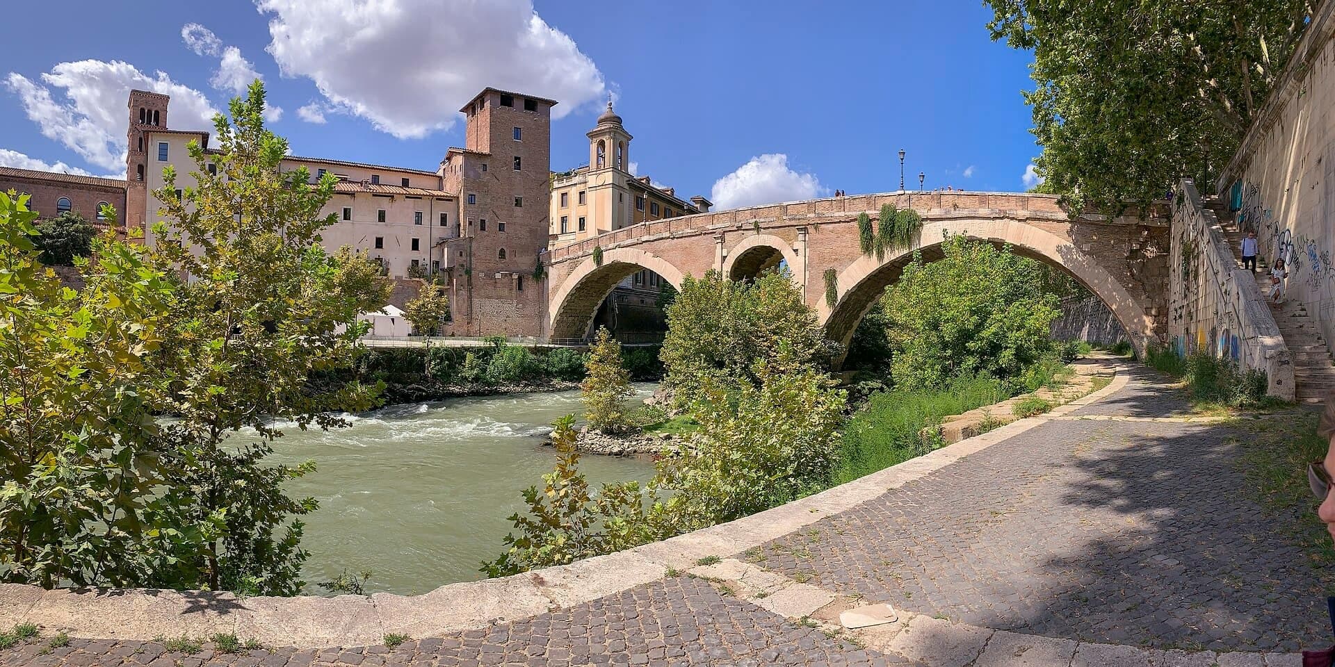 Ponte Fabricio: The Bridge of Four Heads
