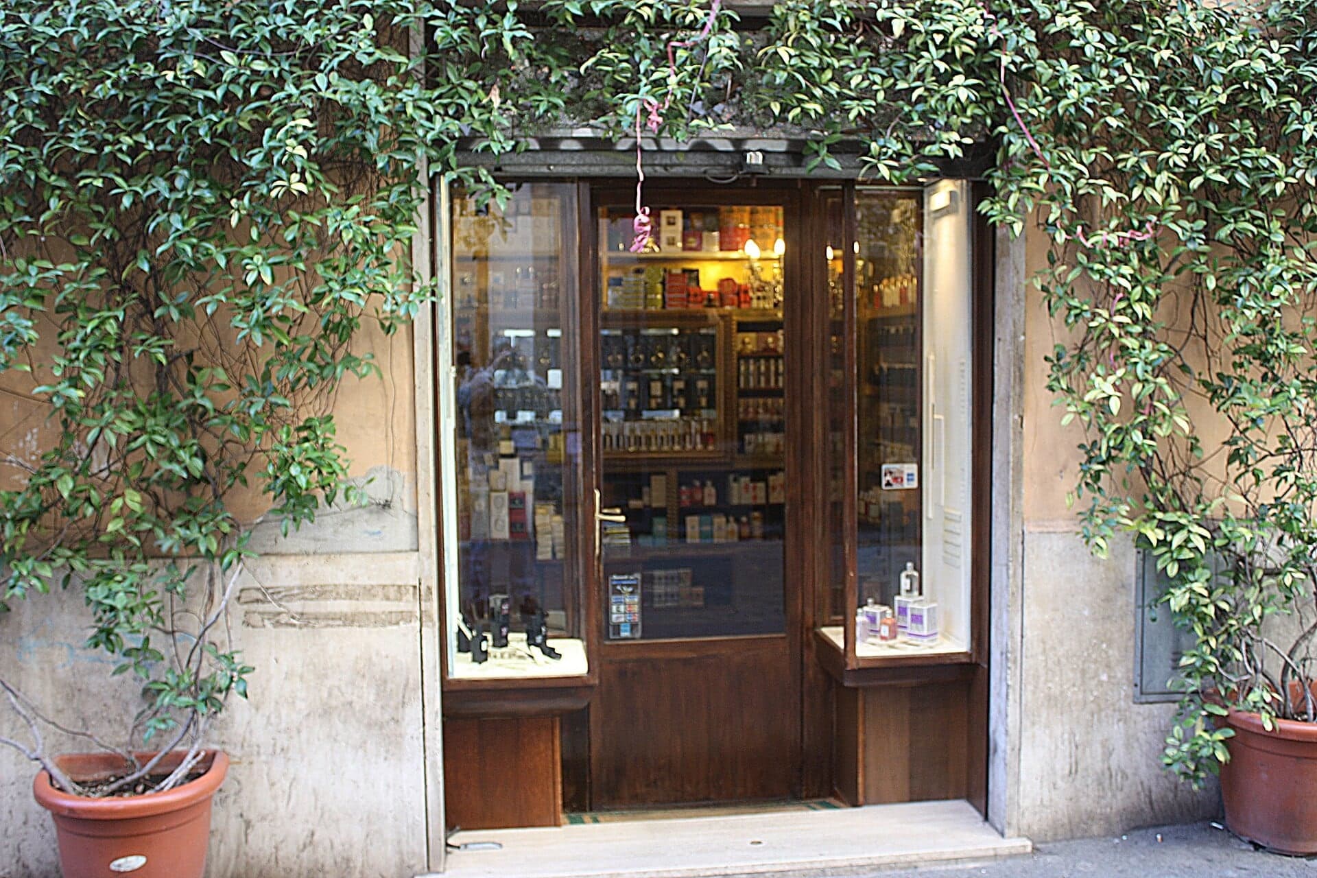 Via della Lungaretta: The Street Cut in Two