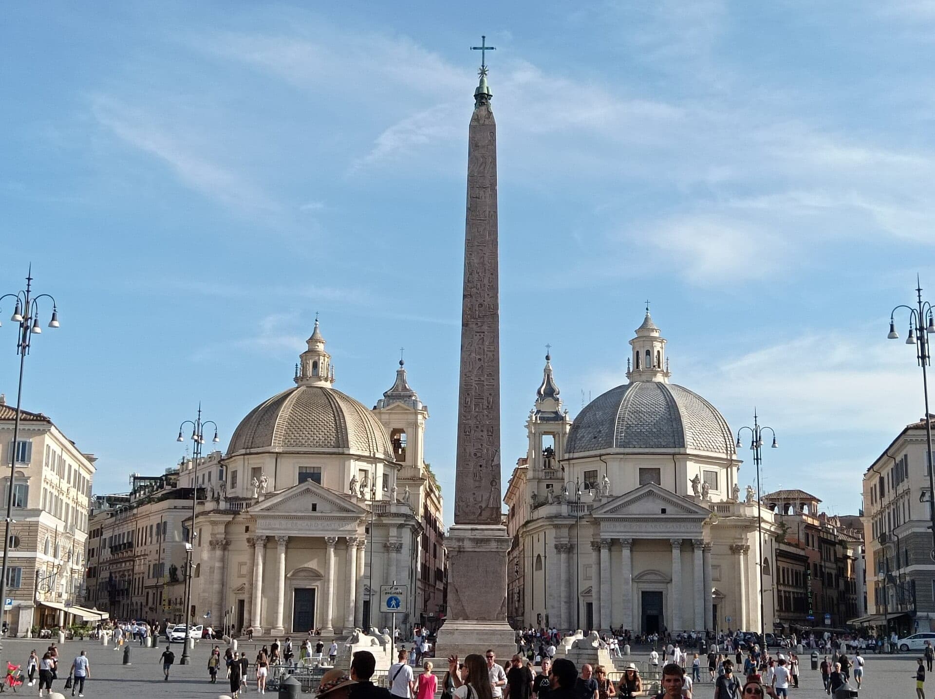 Piazza del Popolo: Twins That Are Not