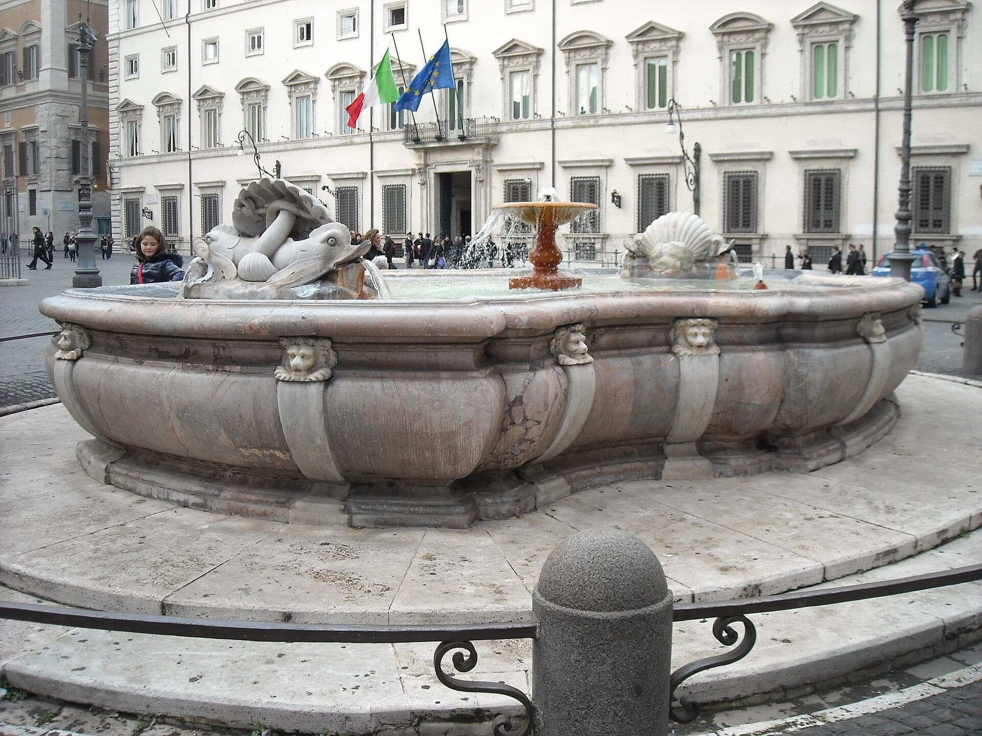 Piazza Colonna: A Column That Reads Upward