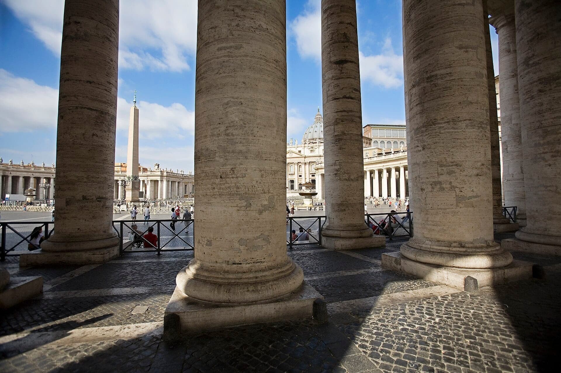 Colonnade and Obelisk: Four Rows Become One