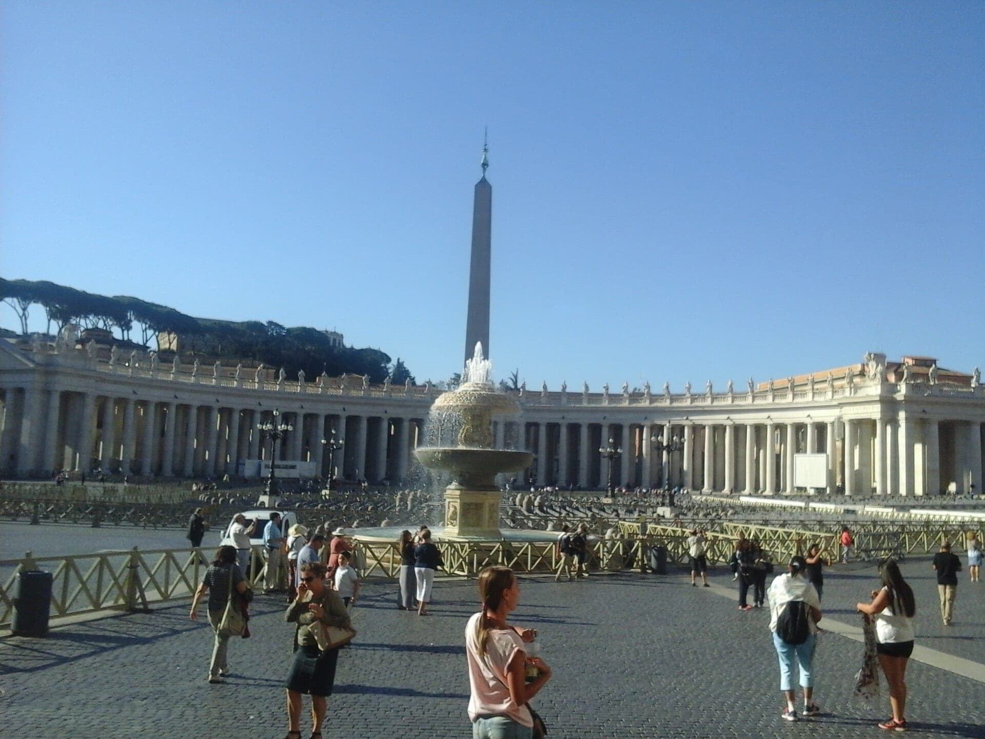 Colonnade and Obelisk: Four Rows Become One
