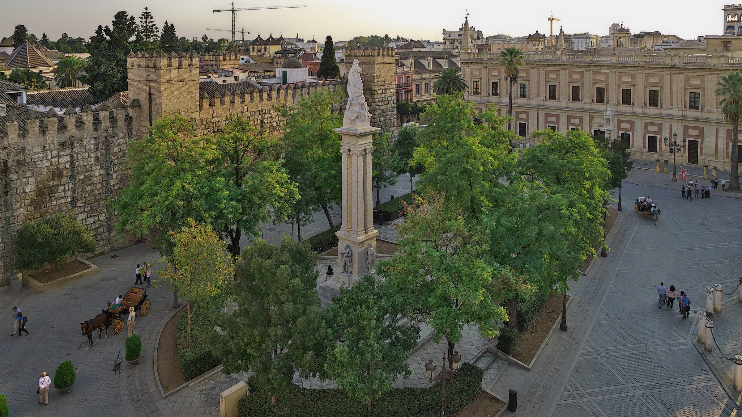 Plaza del Triunfo: Three Landlords and an Earthquake