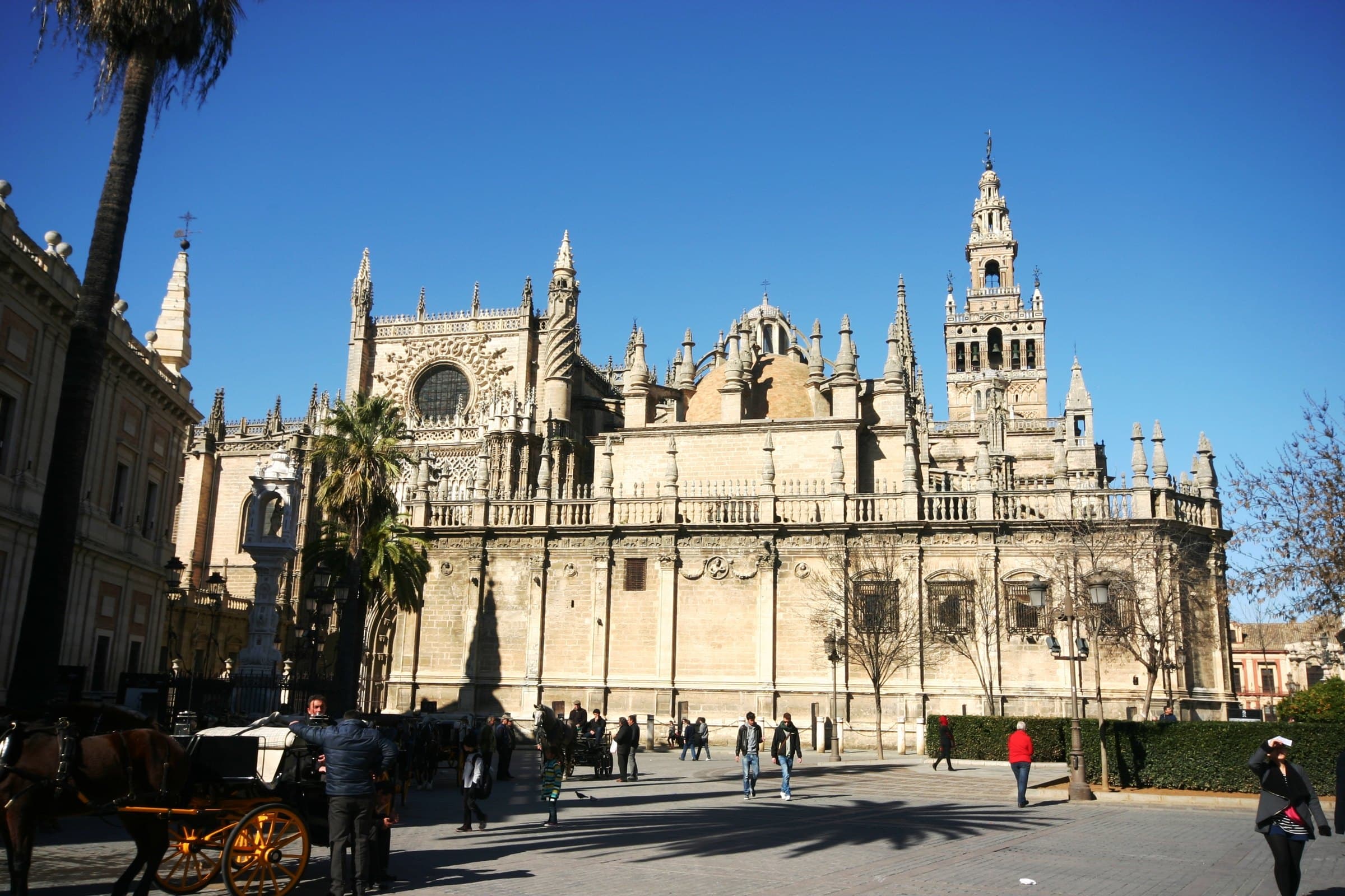 Plaza del Triunfo: Three Landlords and an Earthquake
