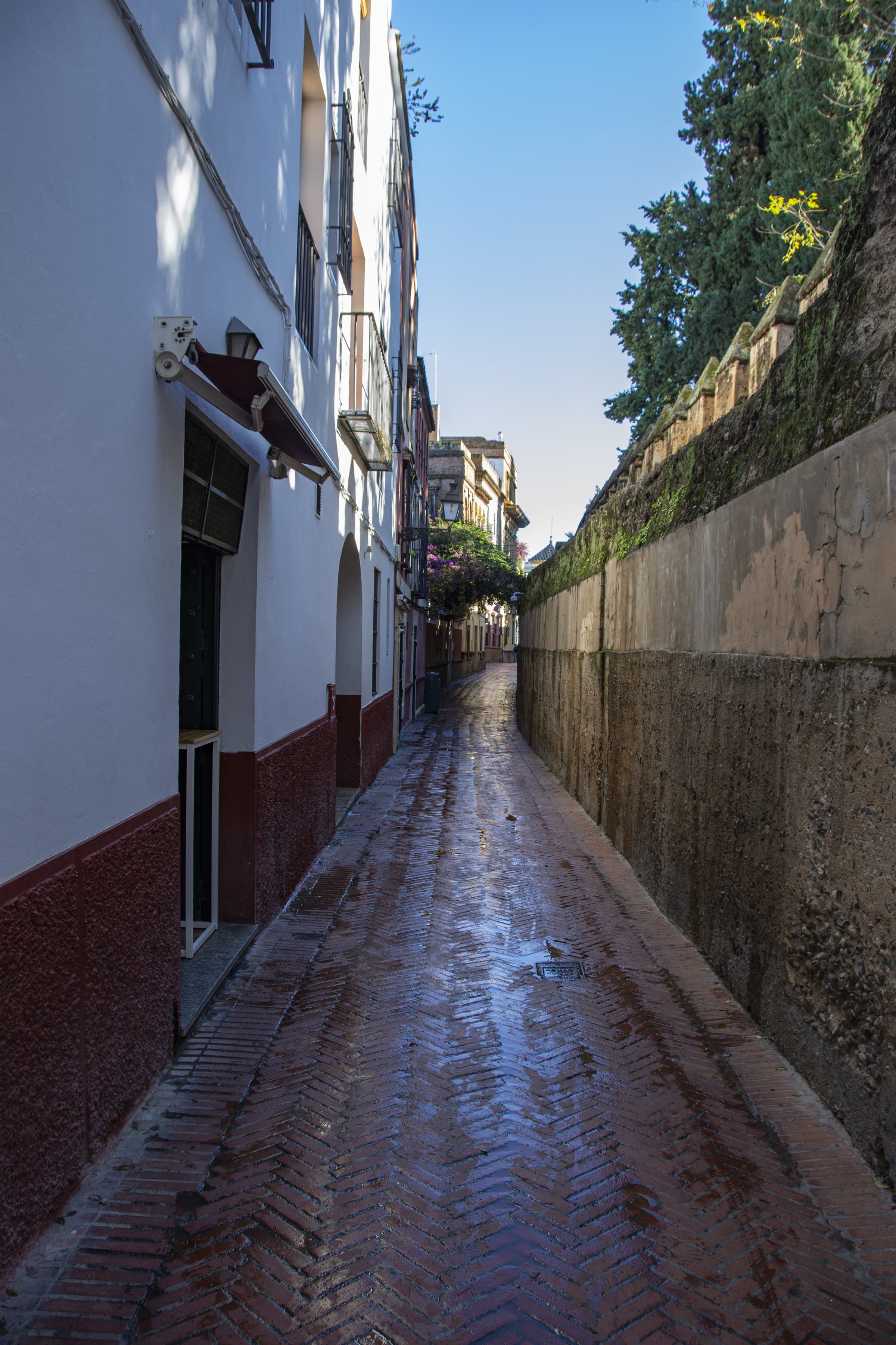Callejon del Agua: A Wall Promoted to an Aqueduct