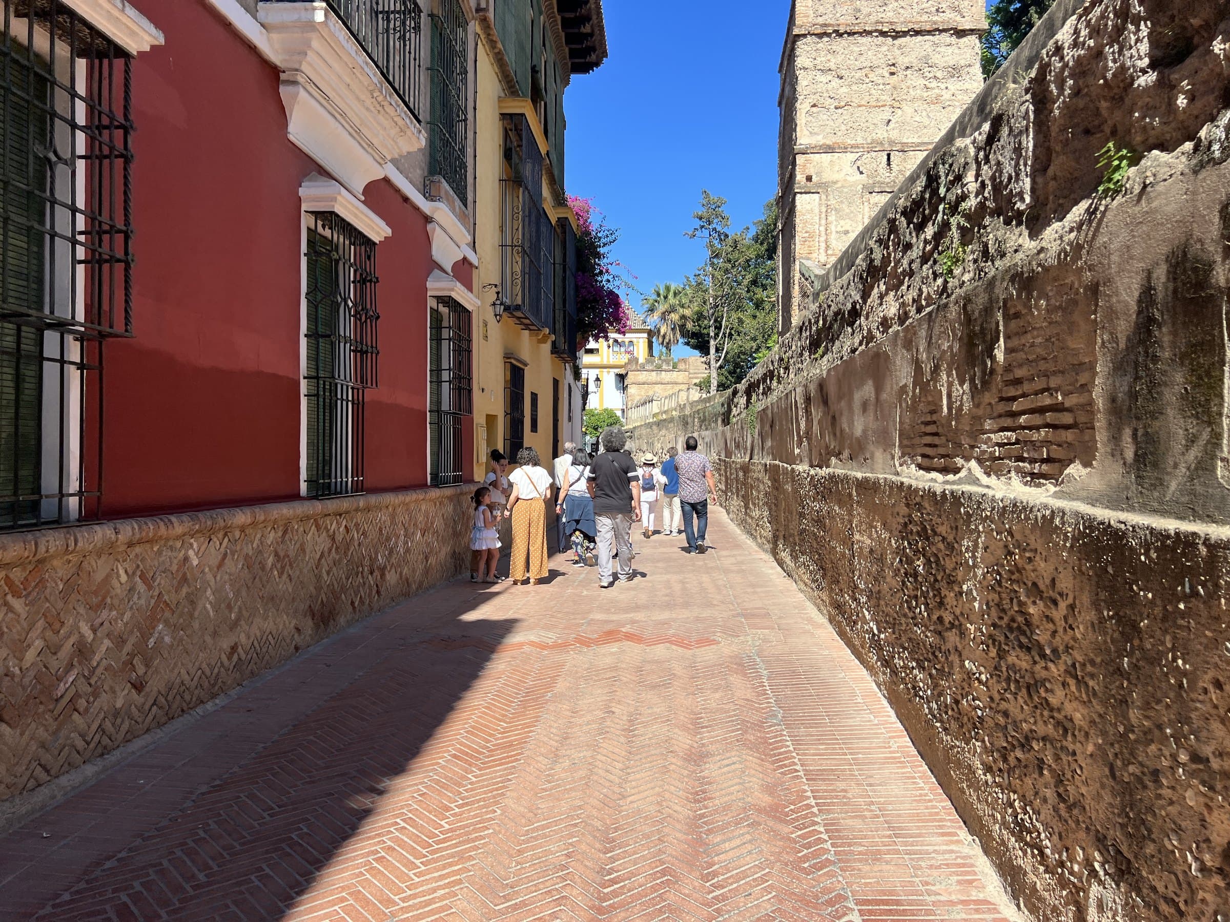 Callejon del Agua: A Wall Promoted to an Aqueduct