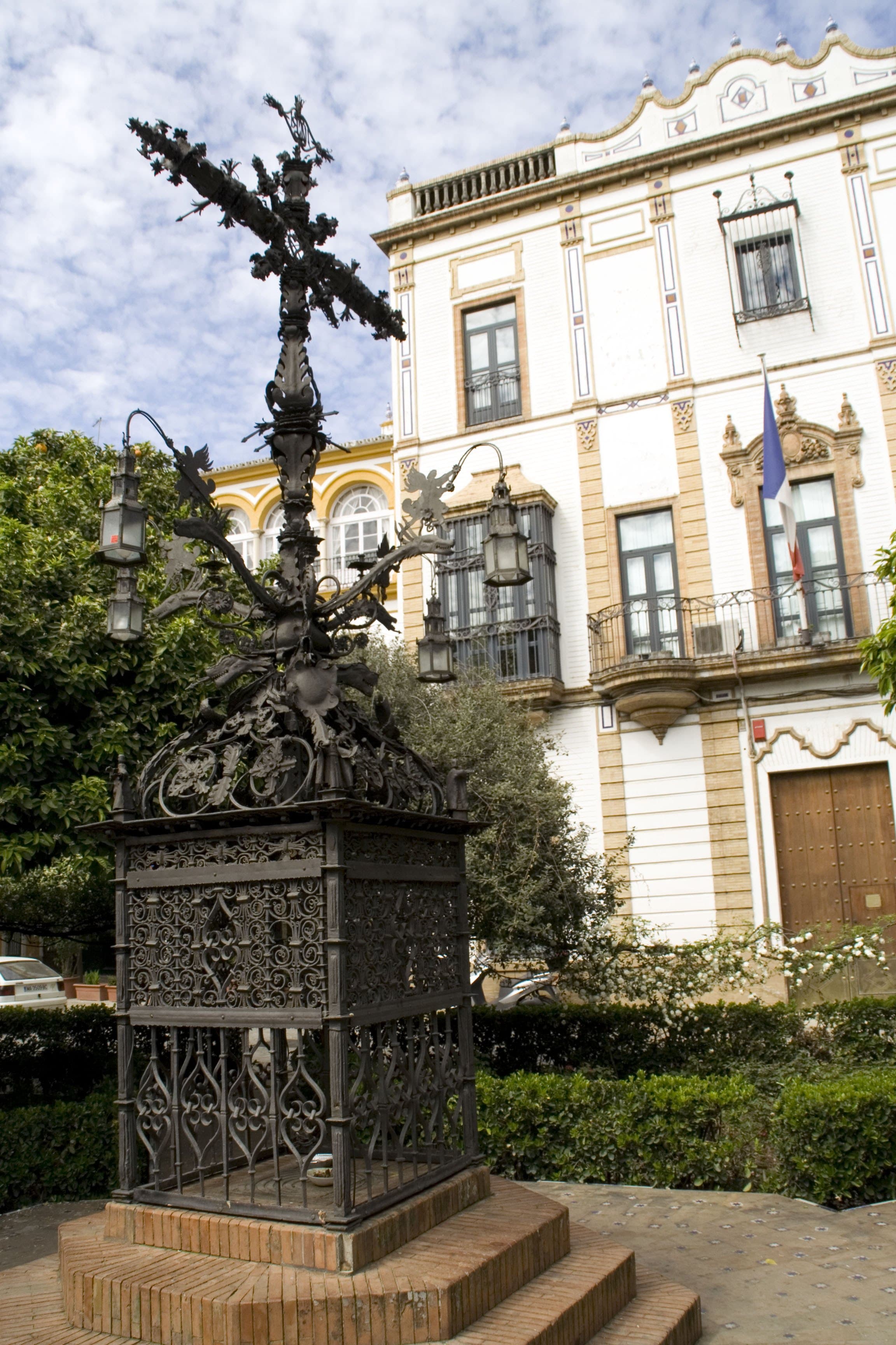 Plaza de Santa Cruz: The Cross That Arrived in 1918
