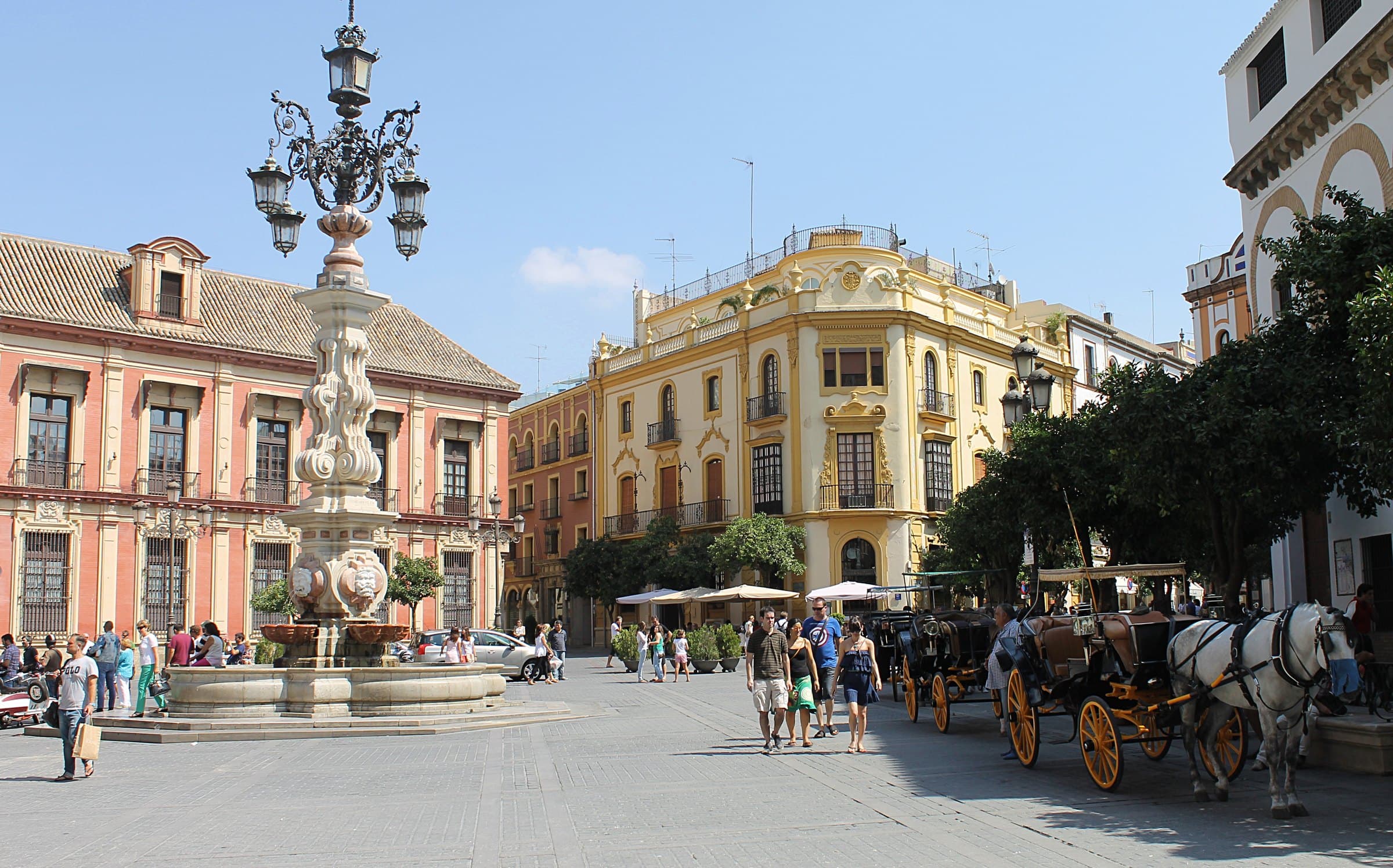 Plaza Virgen de los Reyes: The Giralda Lost Its Head