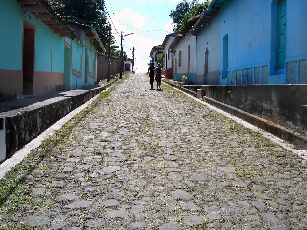 Calle del Cementerio (Cemetery Street) de Suchitoto, El Salvador