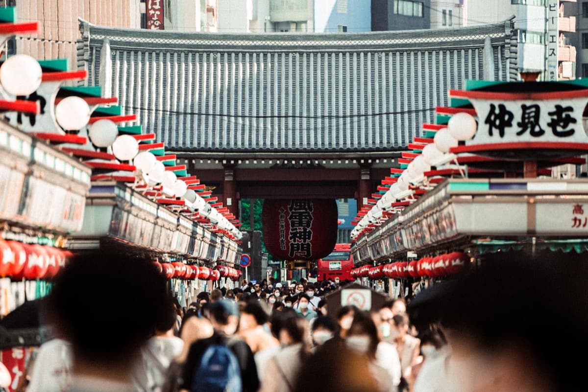 Nakamise-dori: The Approach Market