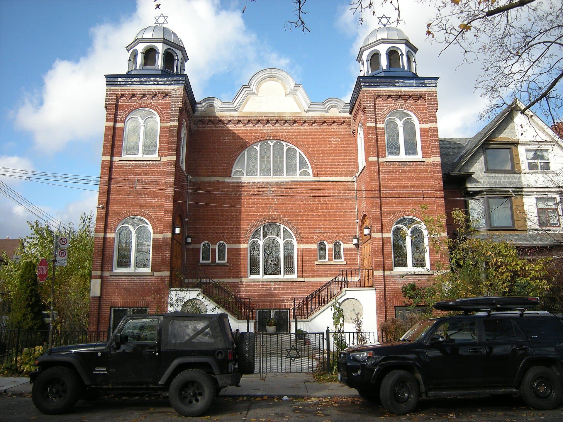 Kiever Synagogue: Twin Domes on Denison Square