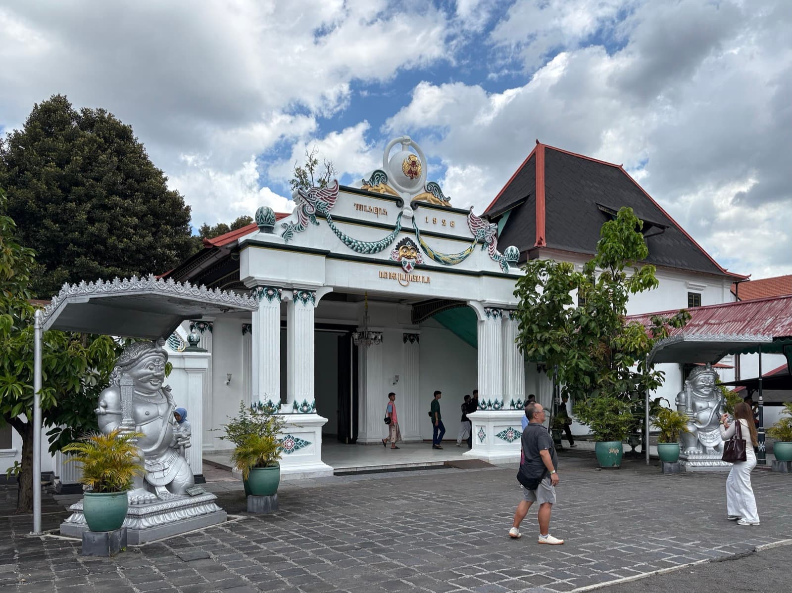 The Kraton at the Center: How Yogyakarta Was Drawn as a Single Straight Line