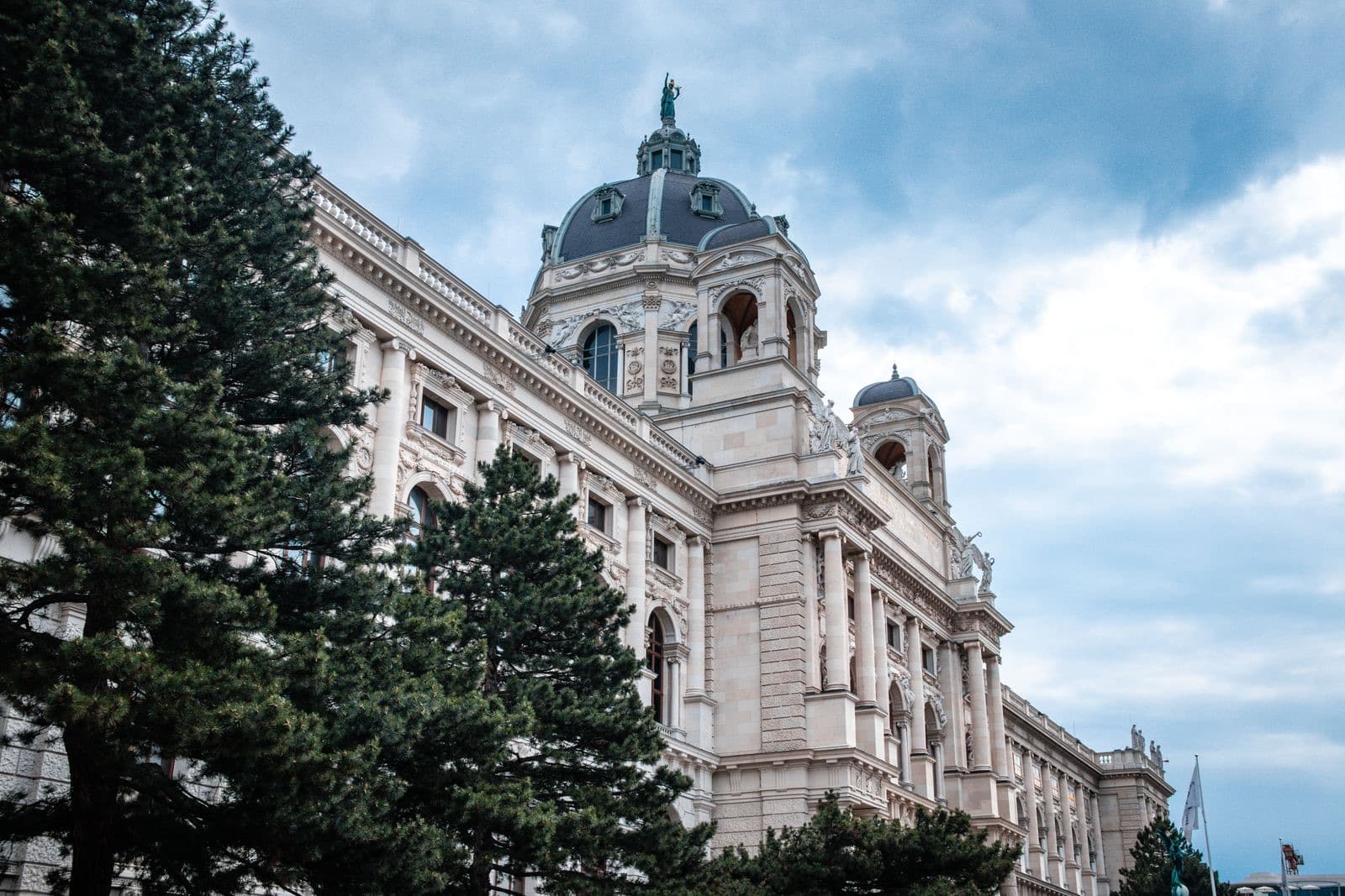 Kunsthistorisches Museum Wien: the central pavilion and dome above the pines of the square