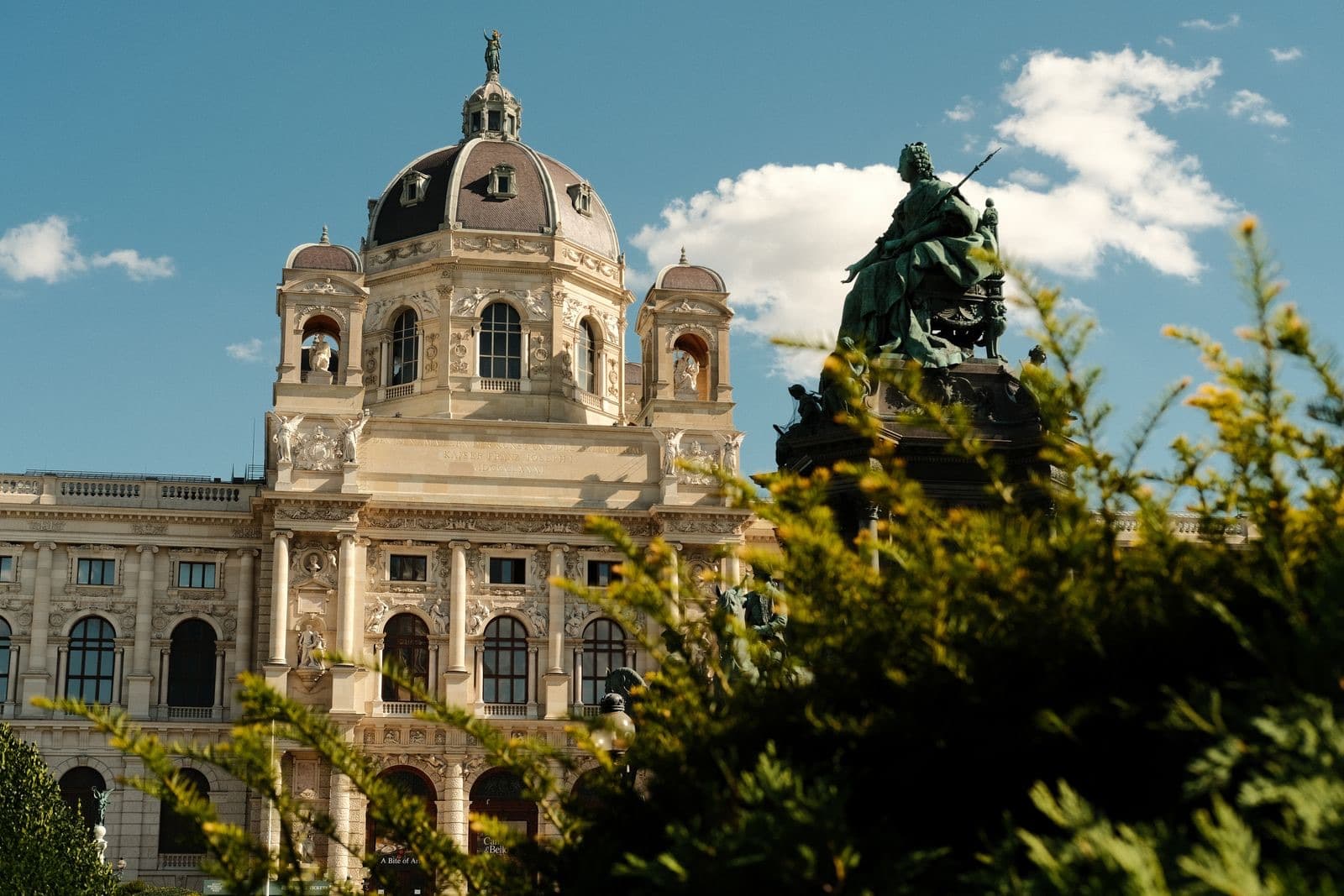 Kunsthistorisches Museum Wien: the central pavilion and dome beside the Maria Theresa monument
