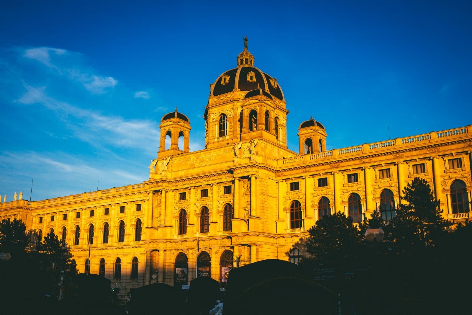 Kunsthistorisches Museum Wien: the front and the dome on Maria-Theresien-Platz in the evening sun