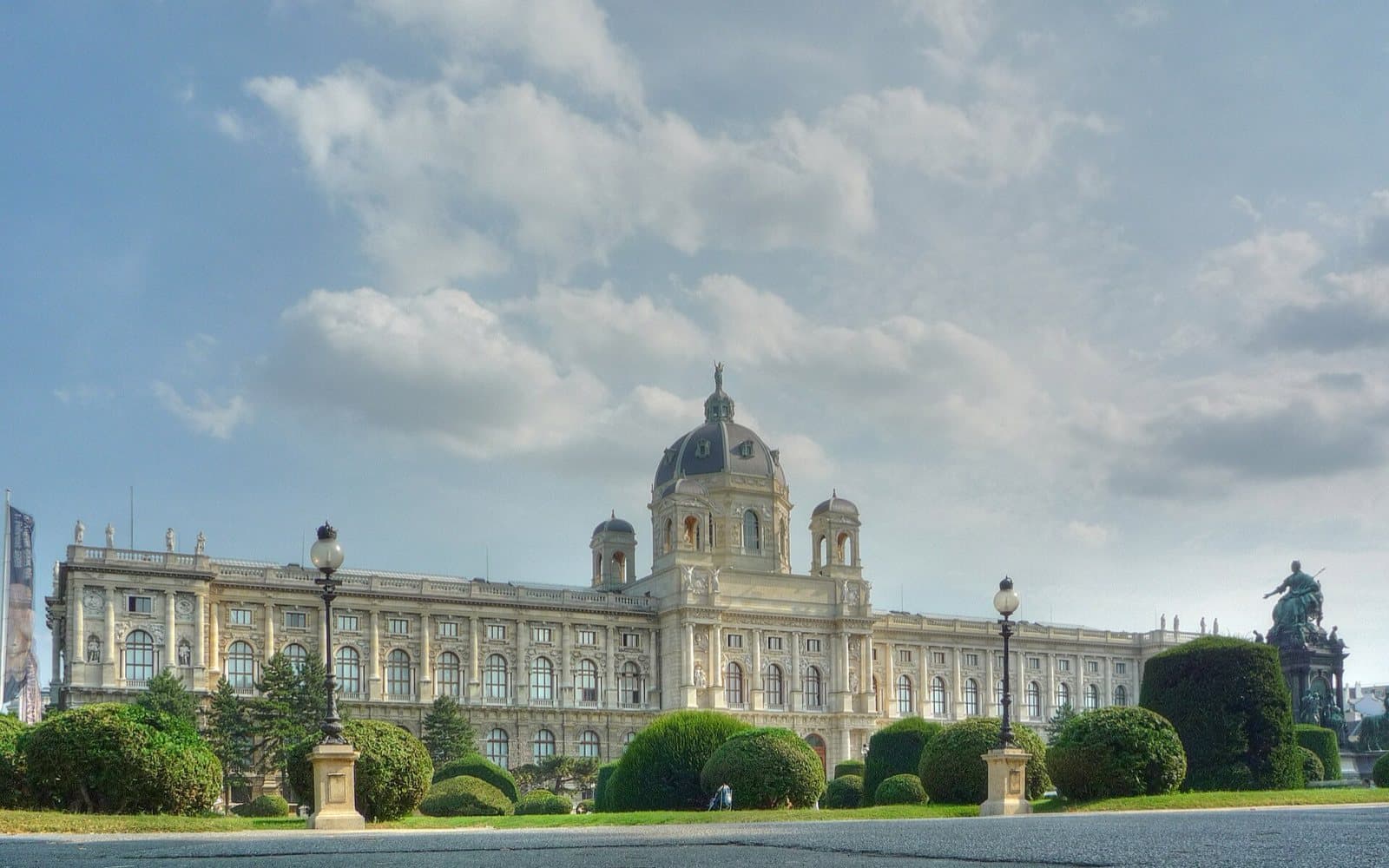 Kunsthistorisches Museum Wien: the whole front across Maria-Theresien-Platz, with the Maria Theresa monument at the right