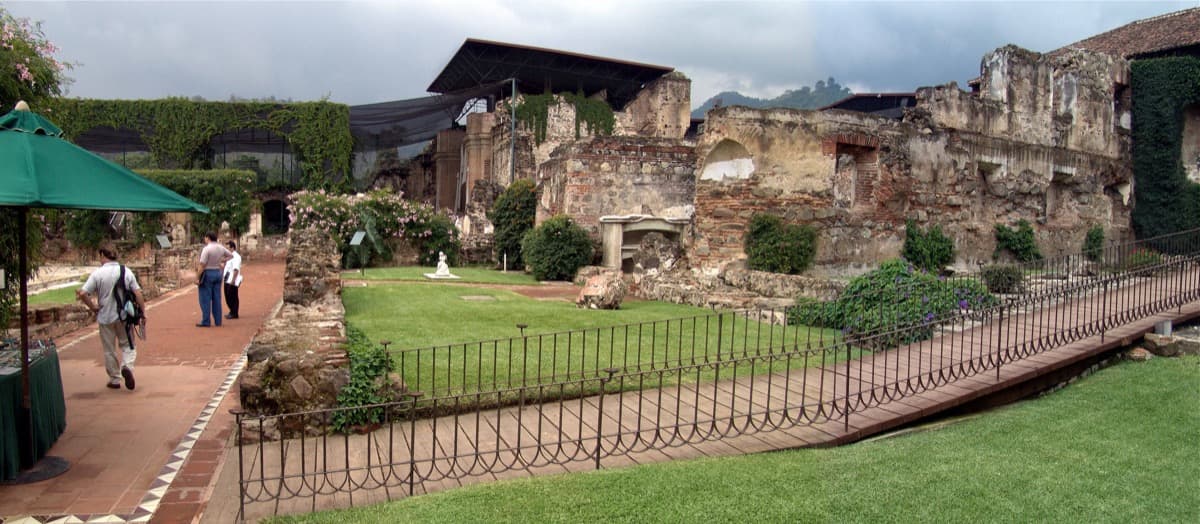 Monasterio de Santo Domingo: The Monastery That Commerce Preserved