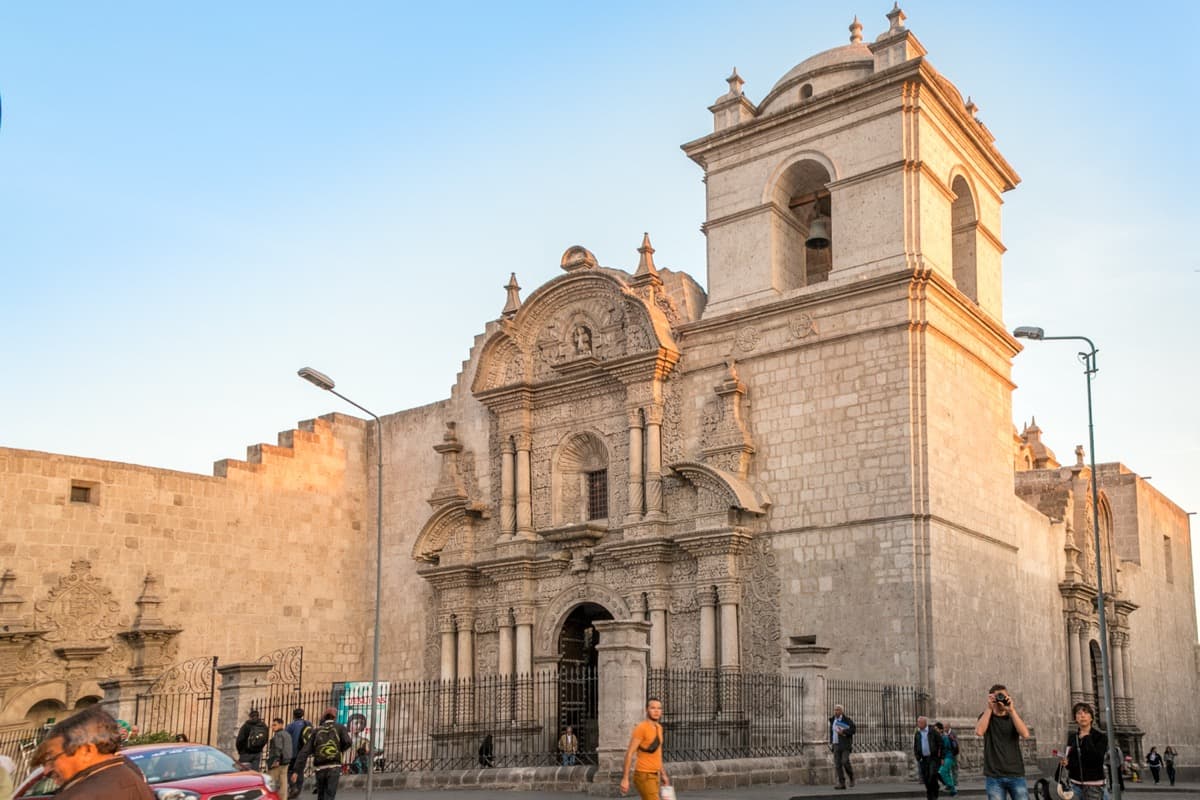 La Compaรฑรญa de Jesรบs: The Facade That Defines Mestizo Baroque