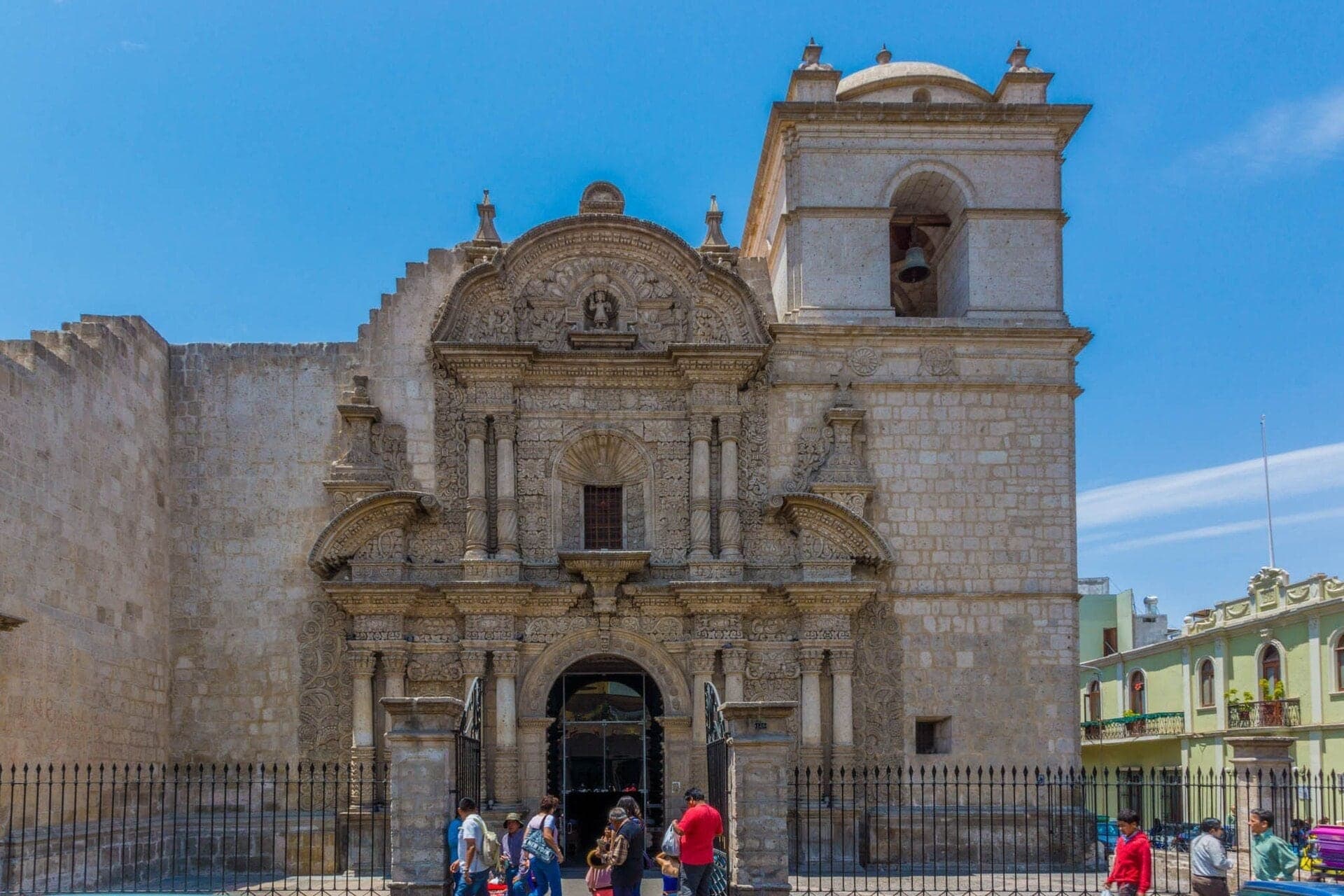 La Compañía de Jesús: Arequipa's Tapestry in Stone